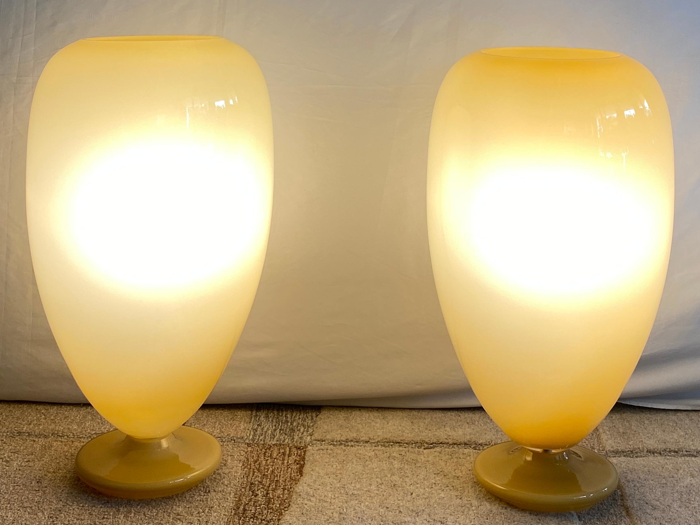 Monumentales Paar italienische Glas-Tischlampen, Biomorphe Ballonlampen (20. Jahrhundert) im Angebot