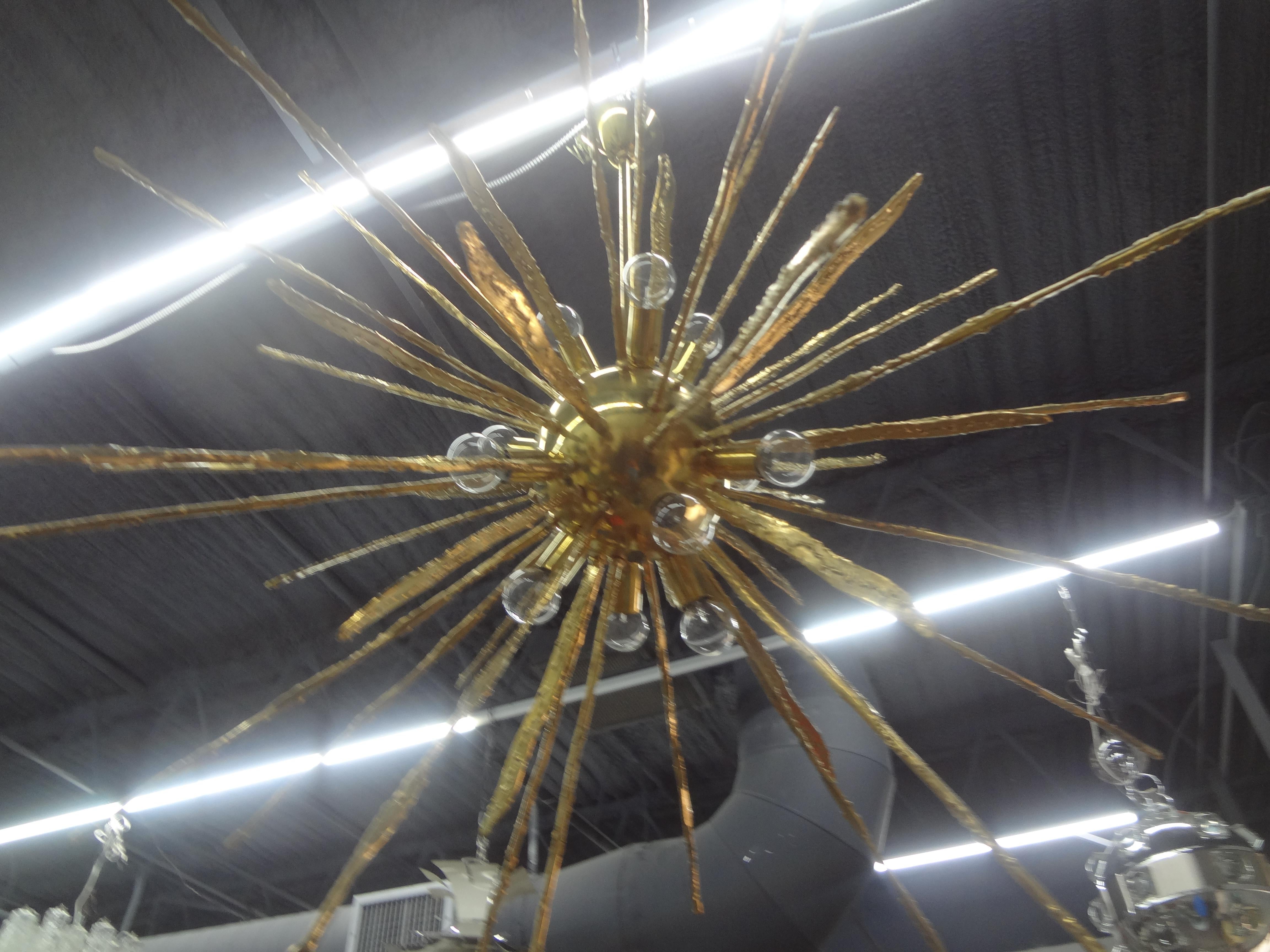 Ottone Coppia monumentale di lampadari moderni italiani in ottone martellato a forma di sputnik in vendita