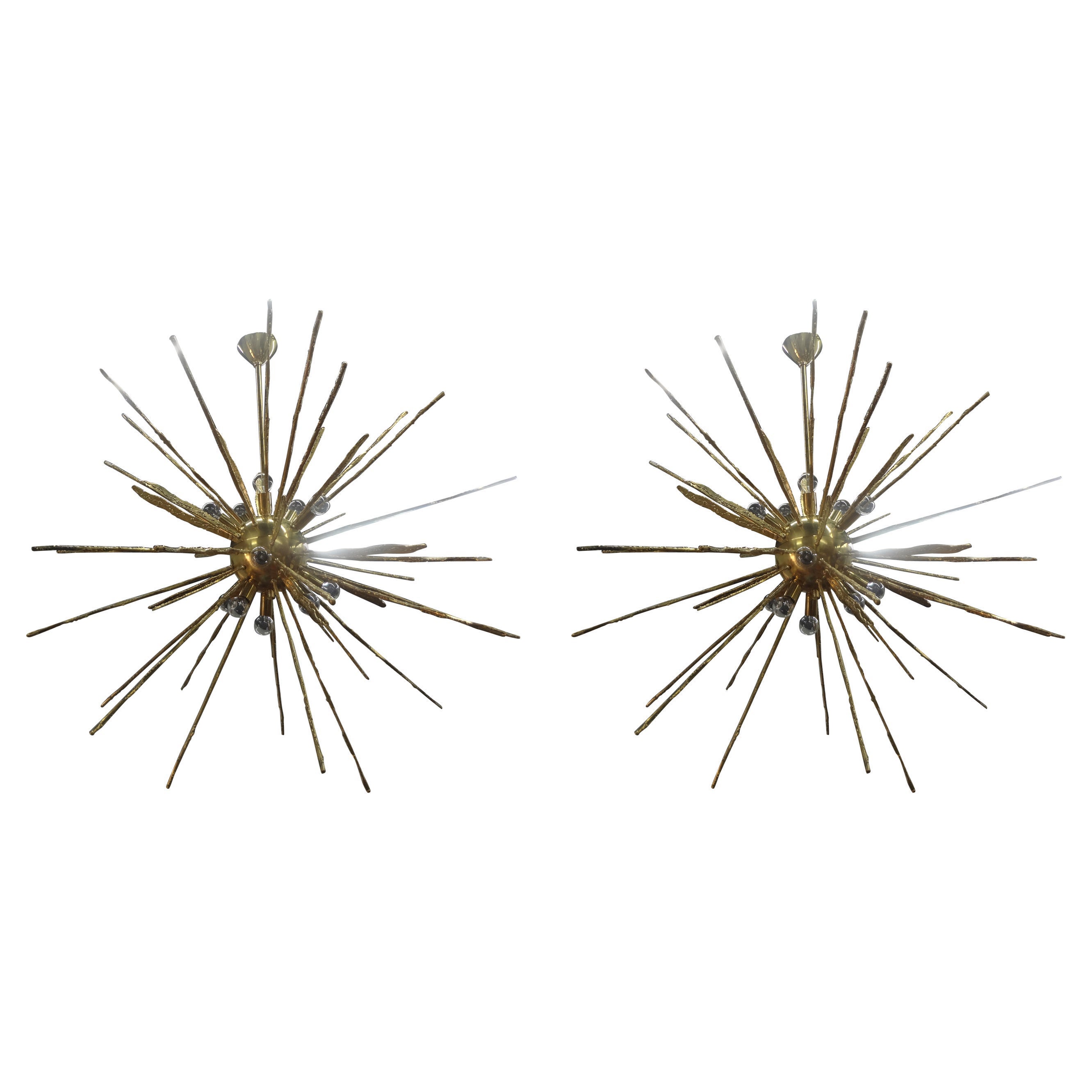 Coppia monumentale di lampadari moderni italiani in ottone martellato a forma di sputnik