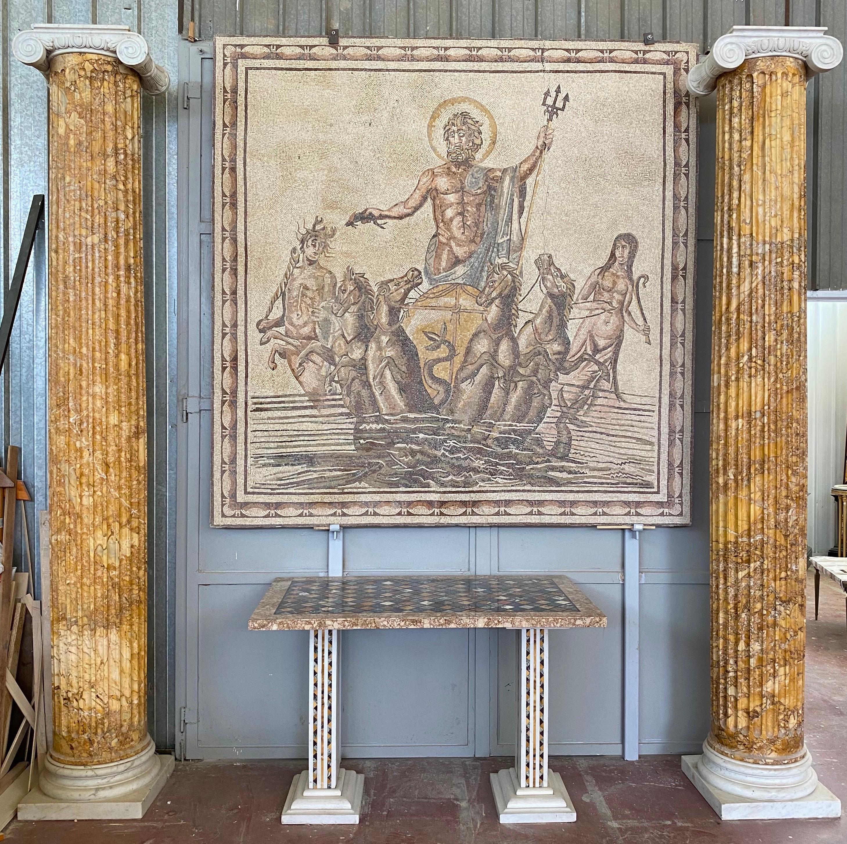 Monumentales Paar italienischer neoklassizistischer  Marmorsäulen (Neoklassisch) im Angebot