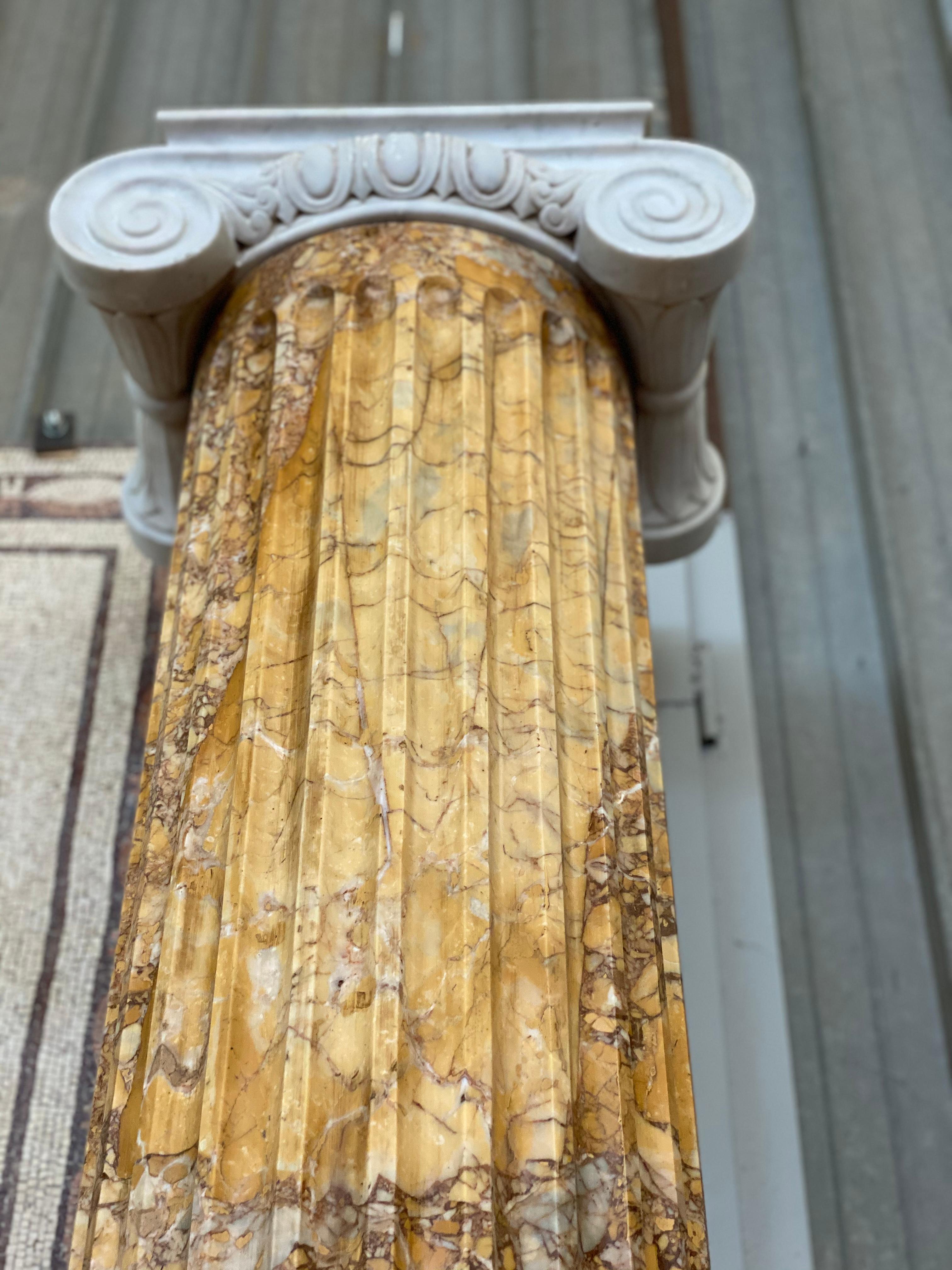 Monumentales Paar italienischer neoklassizistischer  Marmorsäulen im Zustand „Hervorragend“ im Angebot in Rome, IT