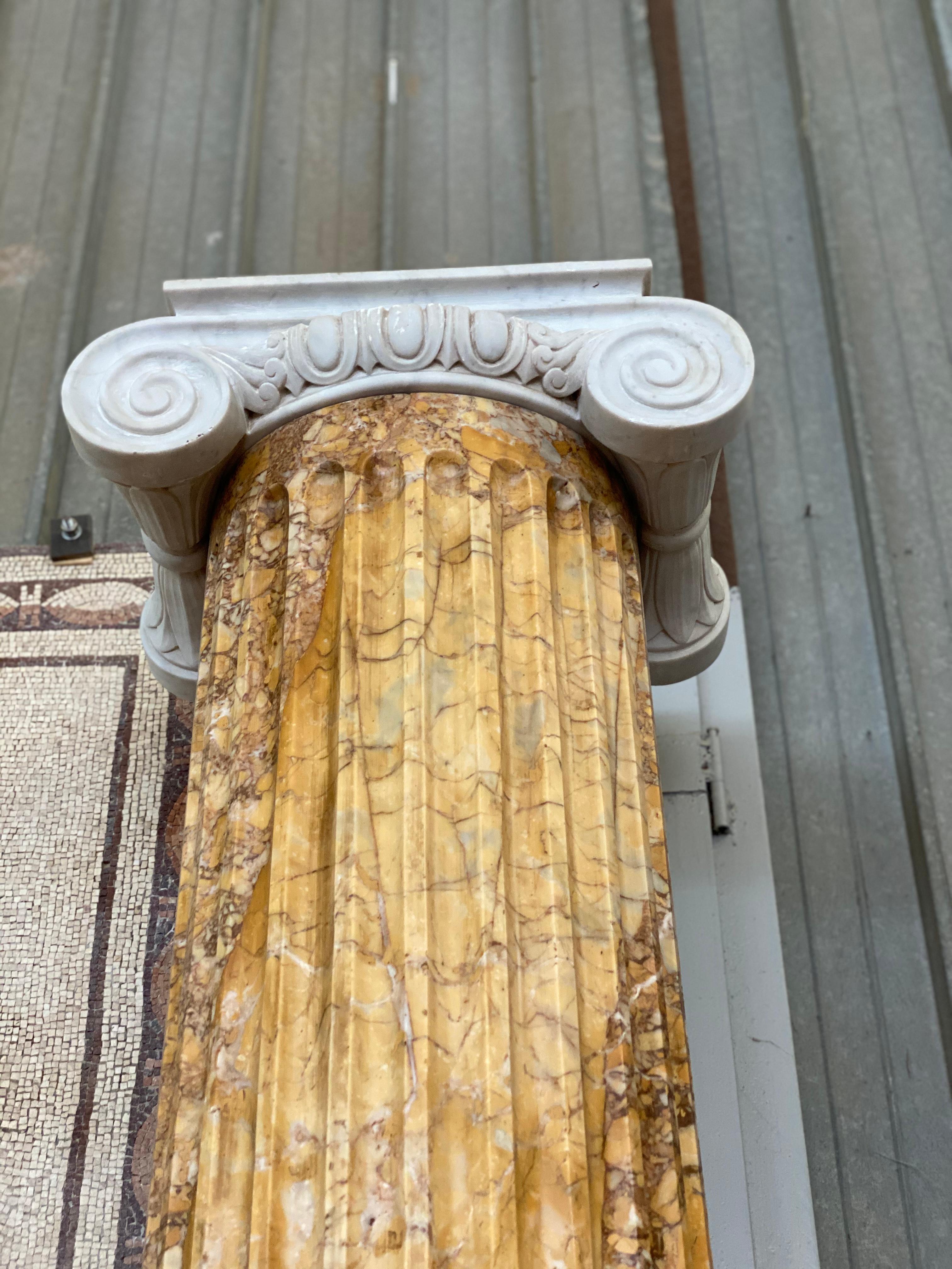 Monumentales Paar italienischer neoklassizistischer  Marmorsäulen (19. Jahrhundert) im Angebot