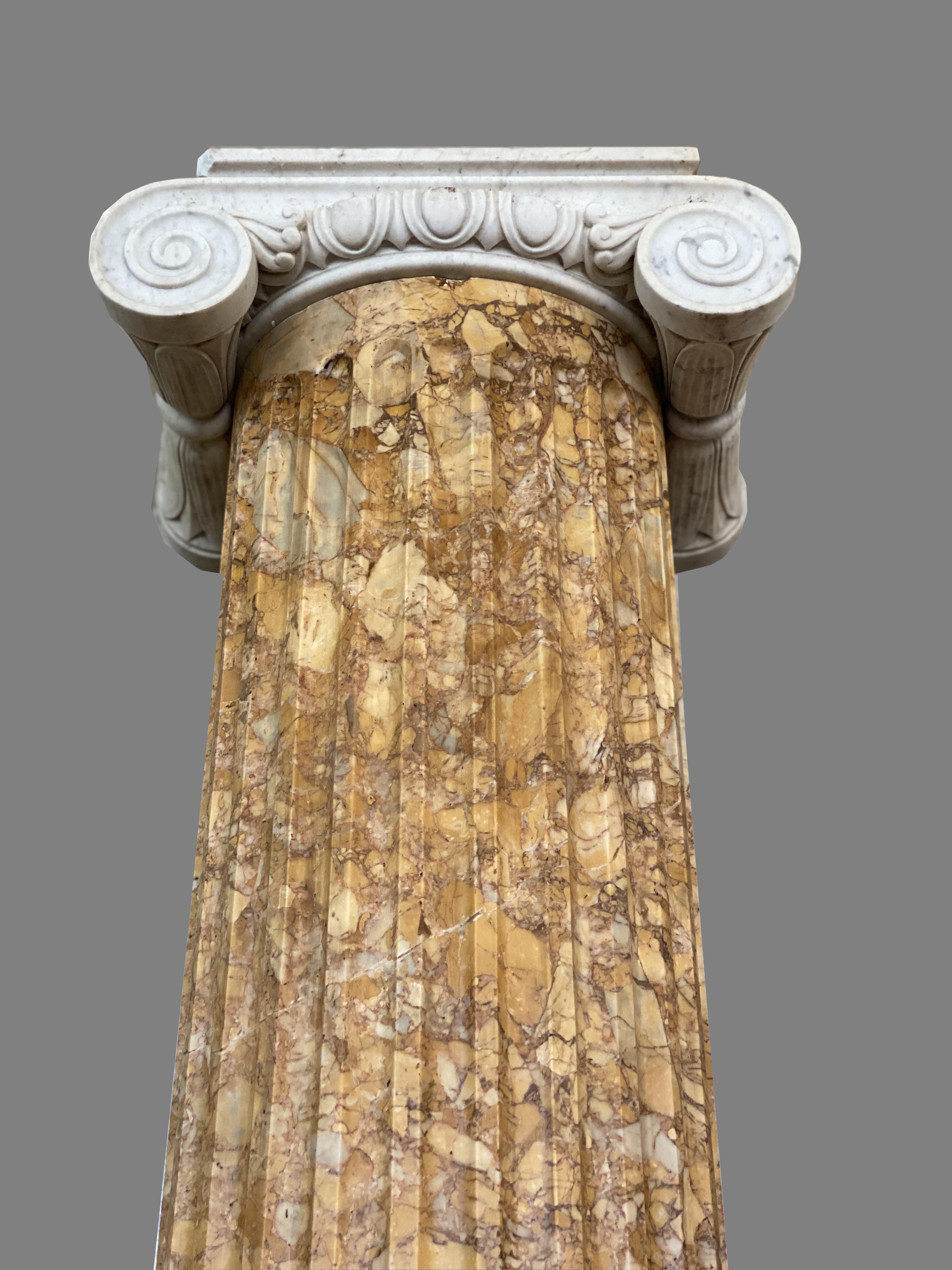 Monumentales Paar italienischer neoklassizistischer  Marmorsäulen im Angebot 1