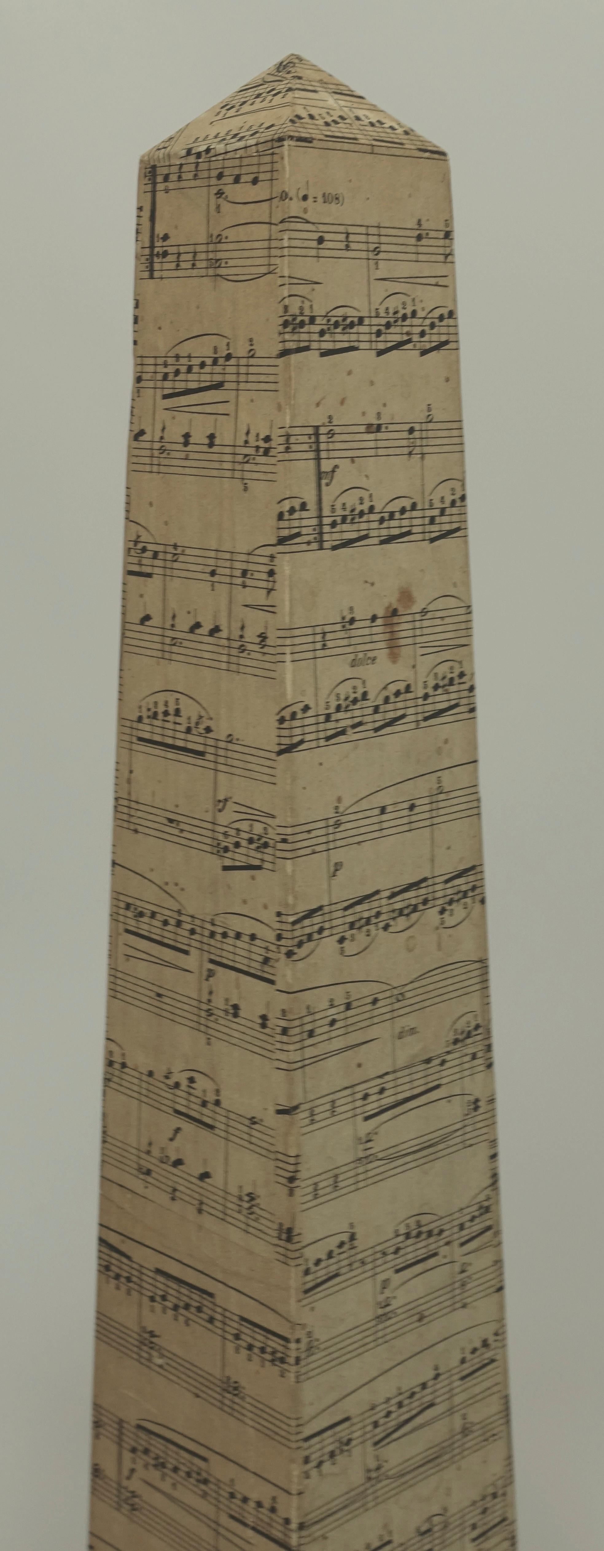 Paire monumentale d'obélisques italiens recouvertes de musique de feuilles du 19ème siècle en vente 1