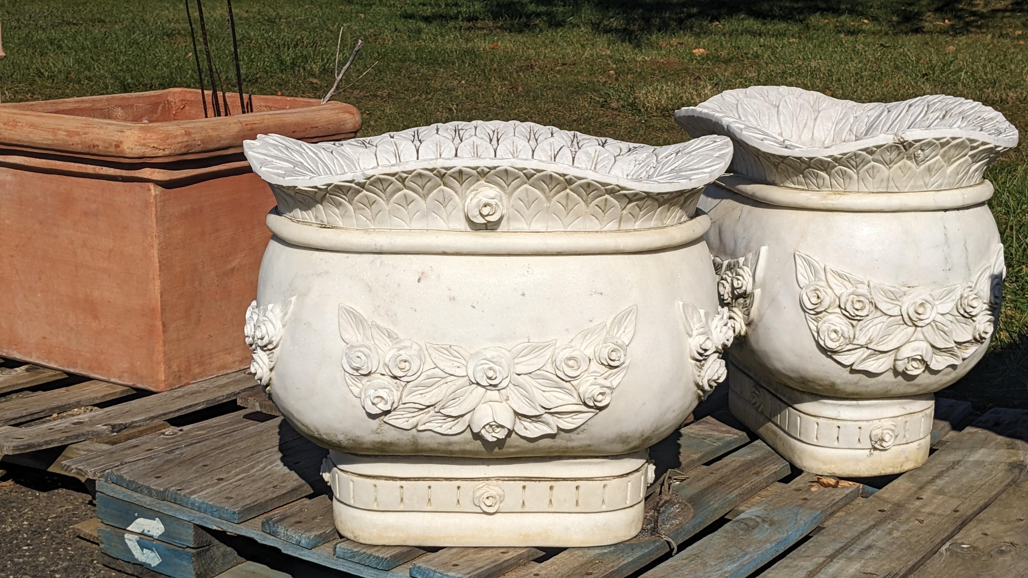 XX secolo Coppia monumentale di fioriere da giardino in marmo rosa italiano Cache Pot 24