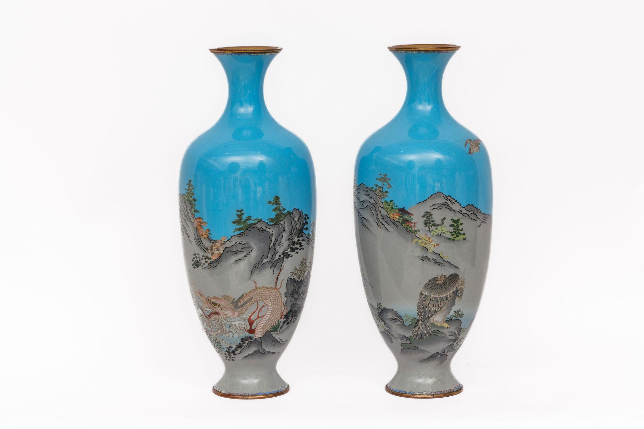 Ein monumentales Paar japanischer Cloisonné-Emaille-Vasen aus der Meiji-Zeit mit Kriegern, Drachen und Falken, die Ota Tamashiro zugeschrieben werden

Ein monumentales Paar japanischer Cloisonné-Emaille-Vasen aus der Meiji-Zeit, die der Werkstatt