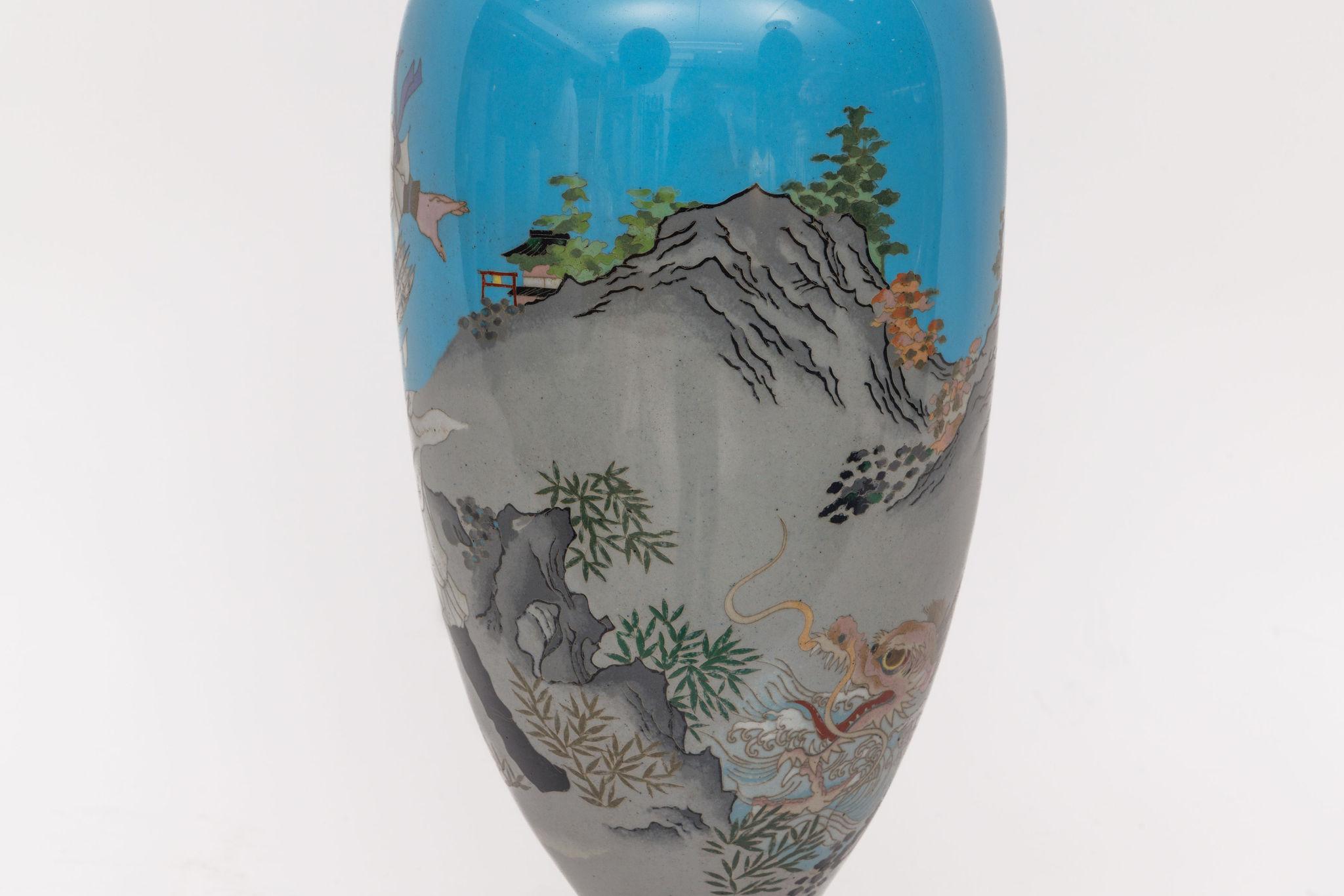 Monumentales Paar japanischer Cloisonné-Emaille-Vasen mit Kriegern, Ota Tamashiro im Zustand „Gut“ im Angebot in Queens, NY