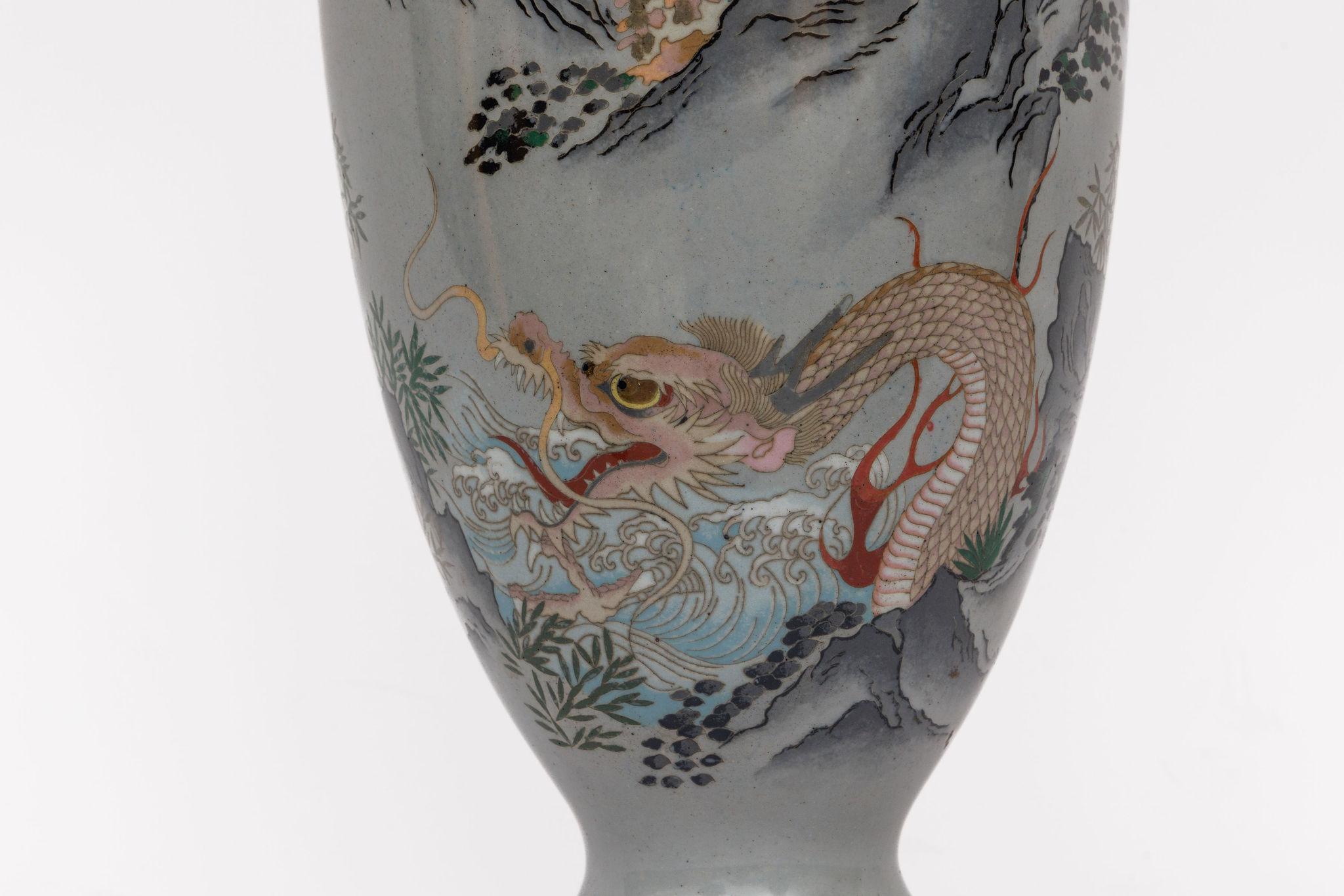 Monumentales Paar japanischer Cloisonné-Emaille-Vasen mit Kriegern, Ota Tamashiro (19. Jahrhundert) im Angebot