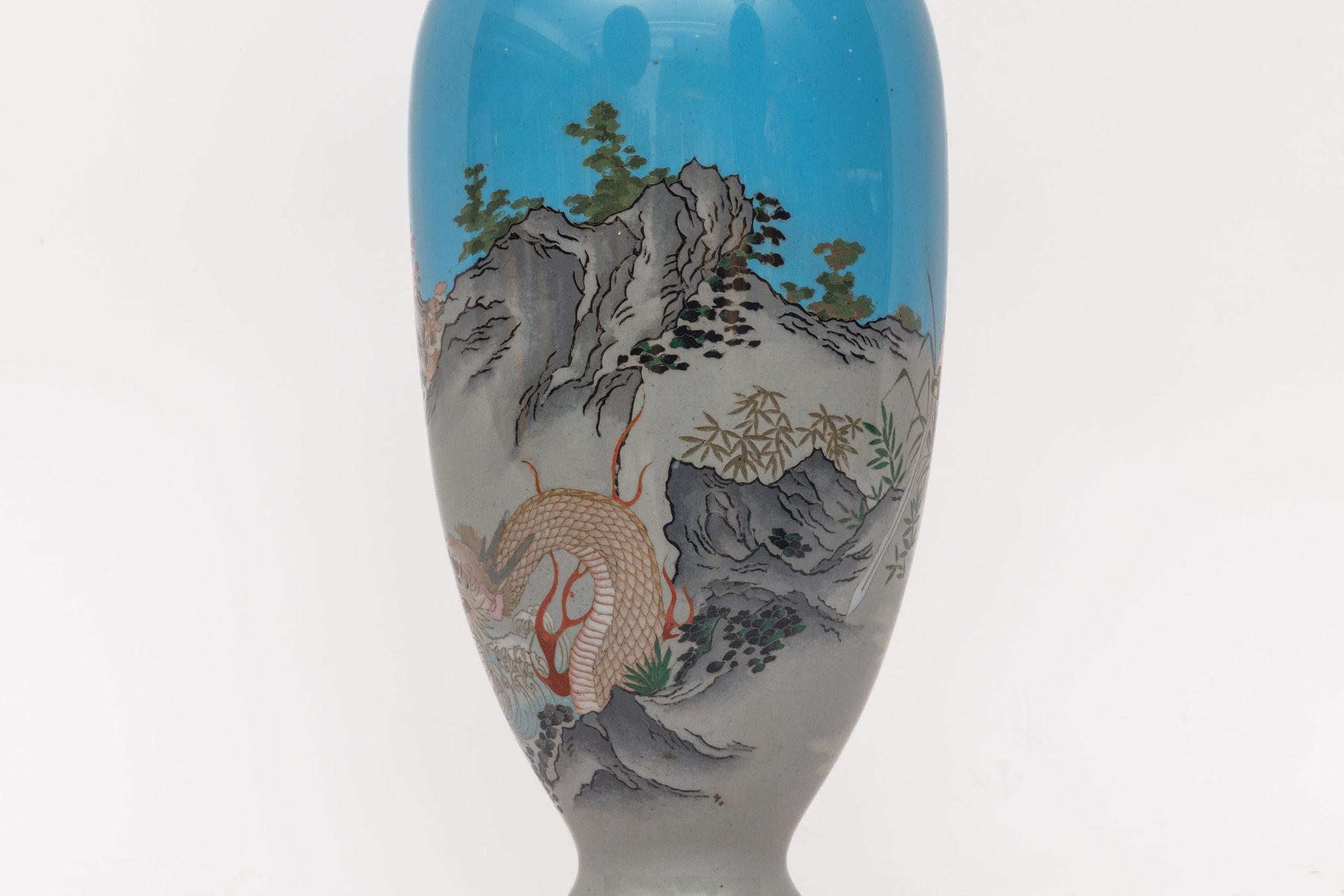 Monumentales Paar japanischer Cloisonné-Emaille-Vasen mit Kriegern, Ota Tamashiro (Kupfer) im Angebot