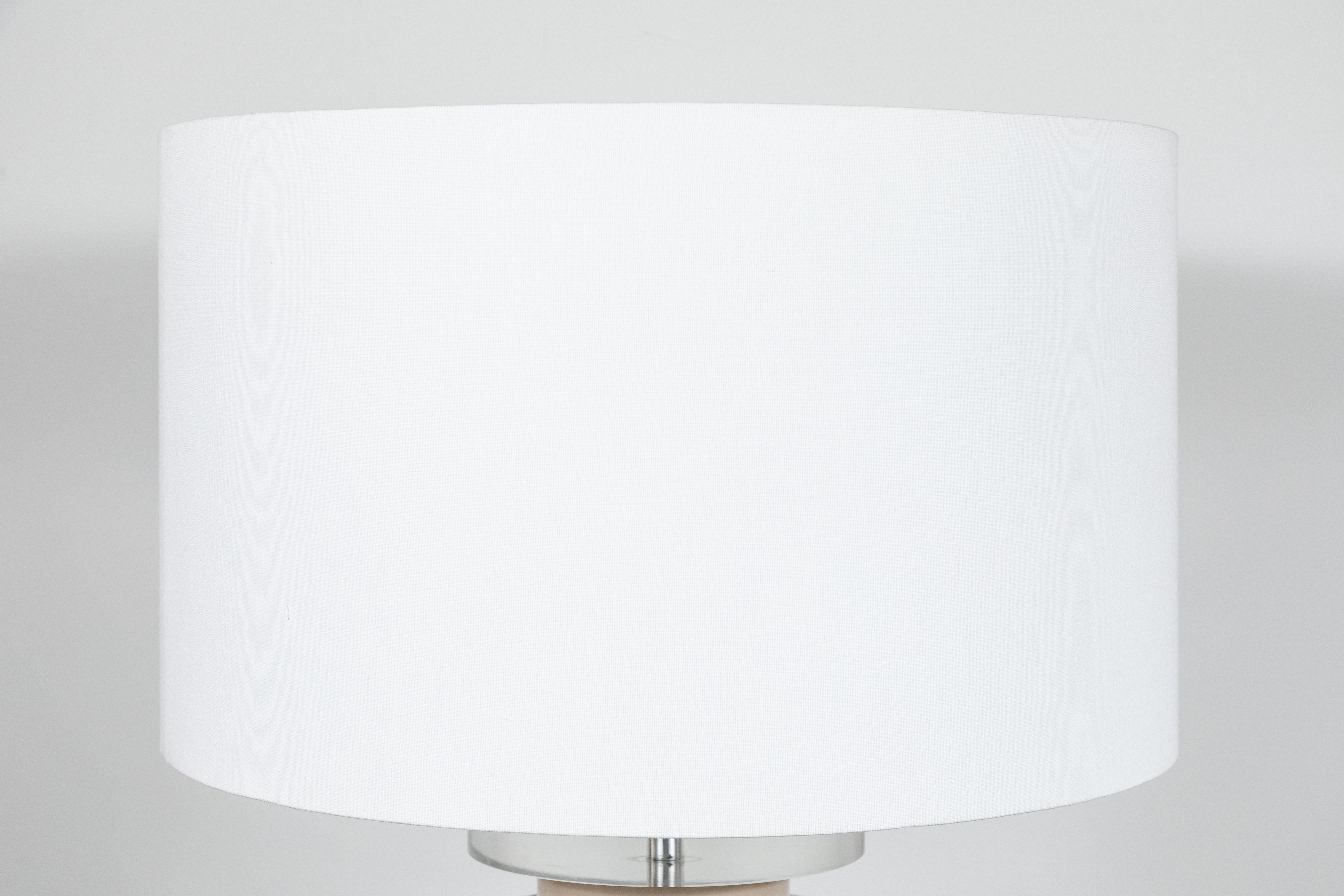 Américain Paire monumentale de lampes empilées en lucite dans le style de Karl Springer en vente