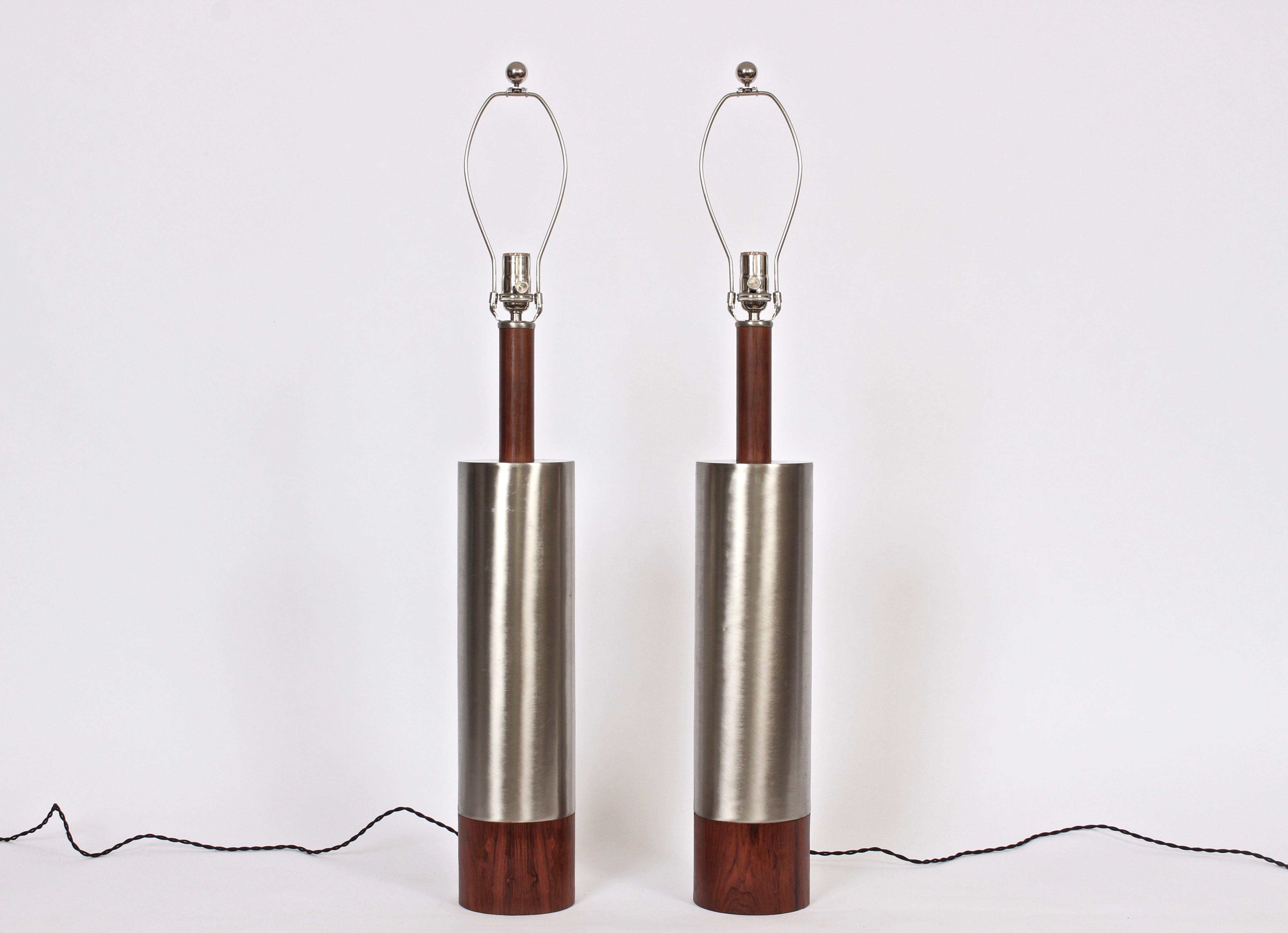 Monumentales Paar Laurel Lamp Co. Säulen-Tischlampen aus gebürstetem Aluminium, Sockel aus Nussbaum im Angebot 6