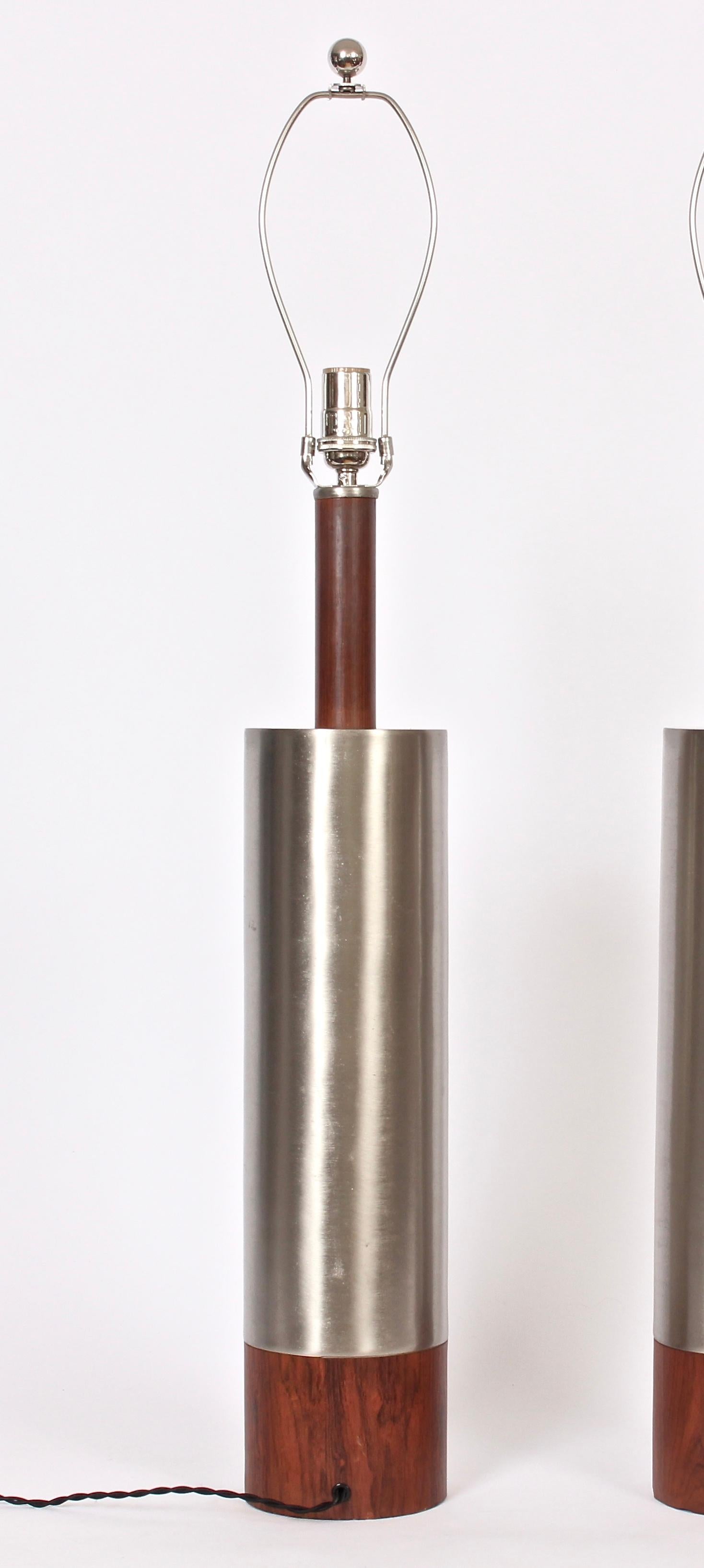 Monumentales Paar Laurel Lamp Co. Säulen-Tischlampen aus gebürstetem Aluminium, Sockel aus Nussbaum im Zustand „Gut“ im Angebot in Bainbridge, NY