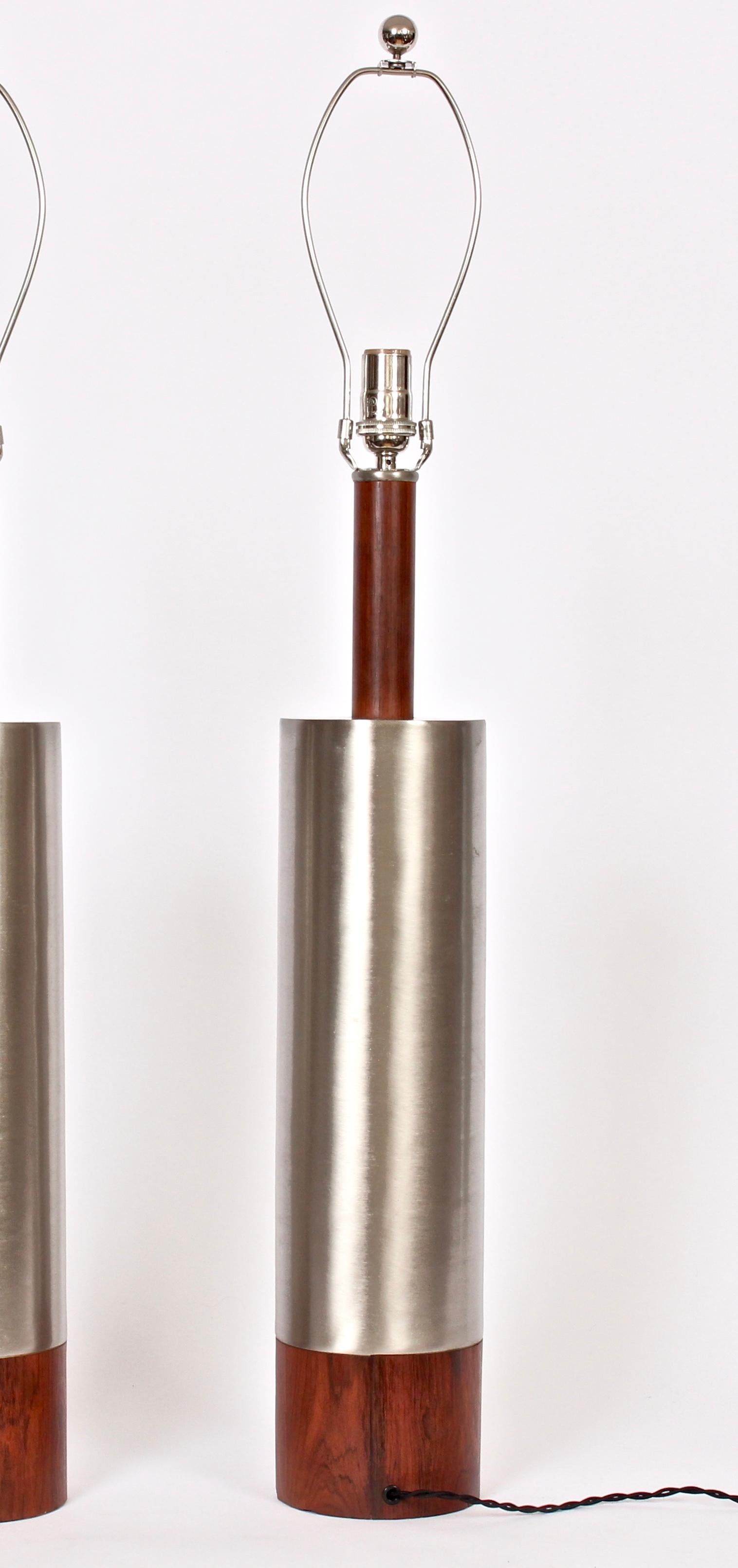 Monumentales Paar Laurel Lamp Co. Säulen-Tischlampen aus gebürstetem Aluminium, Sockel aus Nussbaum (20. Jahrhundert) im Angebot
