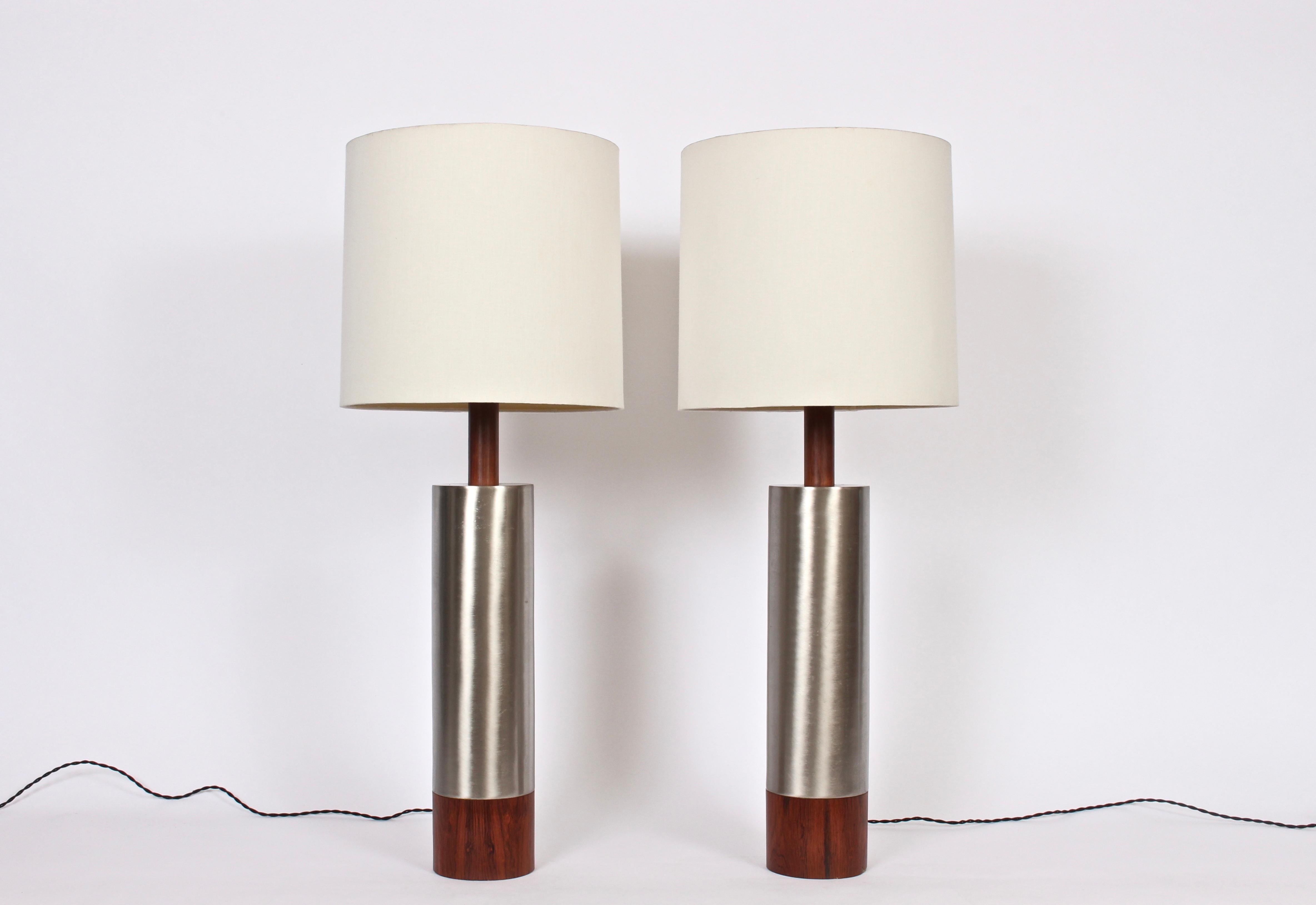 Monumentales Paar Laurel Lamp Co. Säulen-Tischlampen aus gebürstetem Aluminium, Sockel aus Nussbaum im Angebot 1