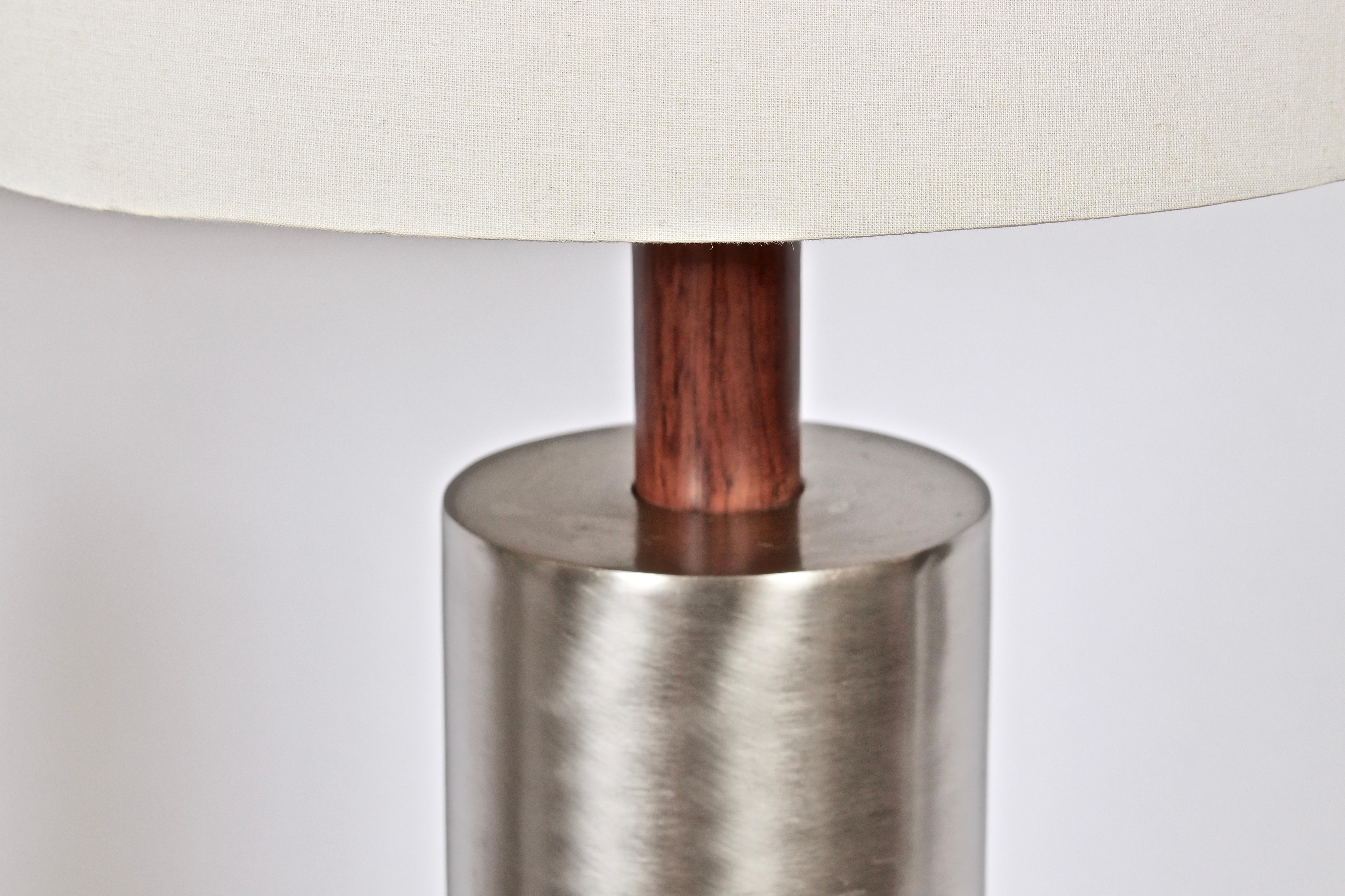 Monumentales Paar Laurel Lamp Co. Säulen-Tischlampen aus gebürstetem Aluminium, Sockel aus Nussbaum im Angebot 3