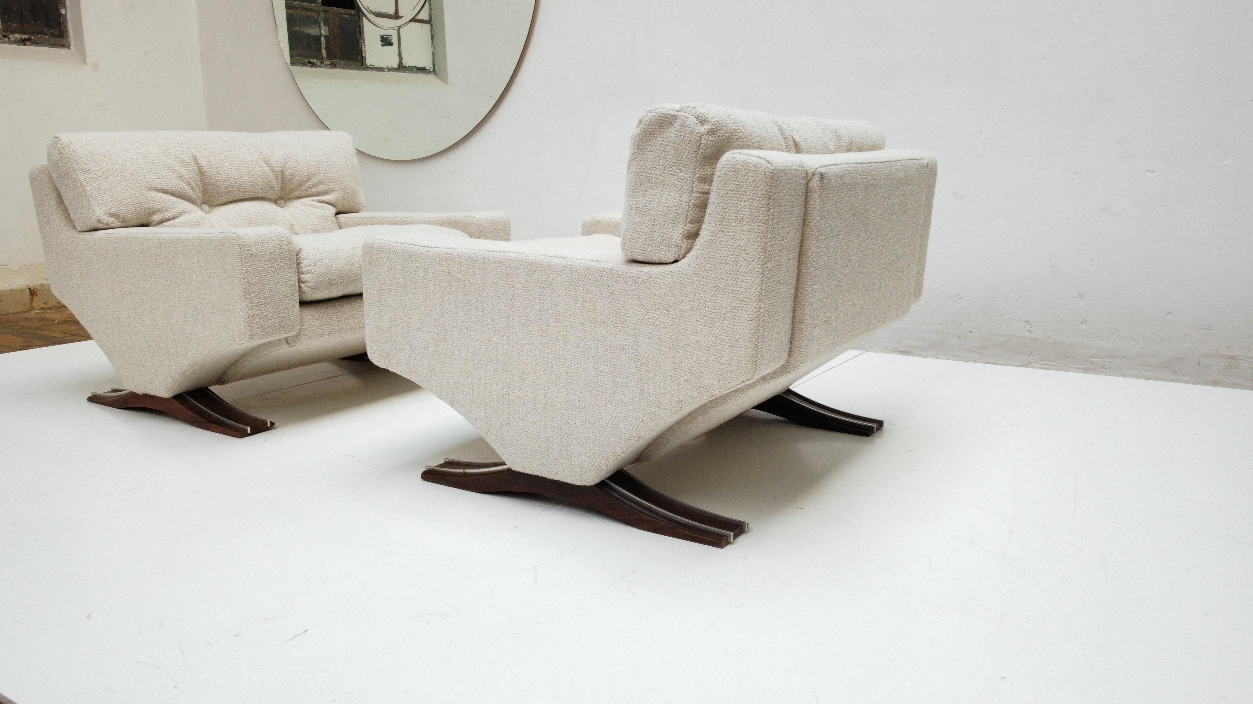 Rare and beautiful pair of monumental 'Magister' lounge chairs, designed in 1966 by Italian sculptor and artist Franz T Sartori for 'Flexform', Milan Italy.

This rare and exquisite design was first exhibited at the 7th 'salon di mobile' in Milan