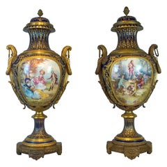 Paire monumentale de magnifiques vases en porcelaine de Sèvres montés en bronze doré