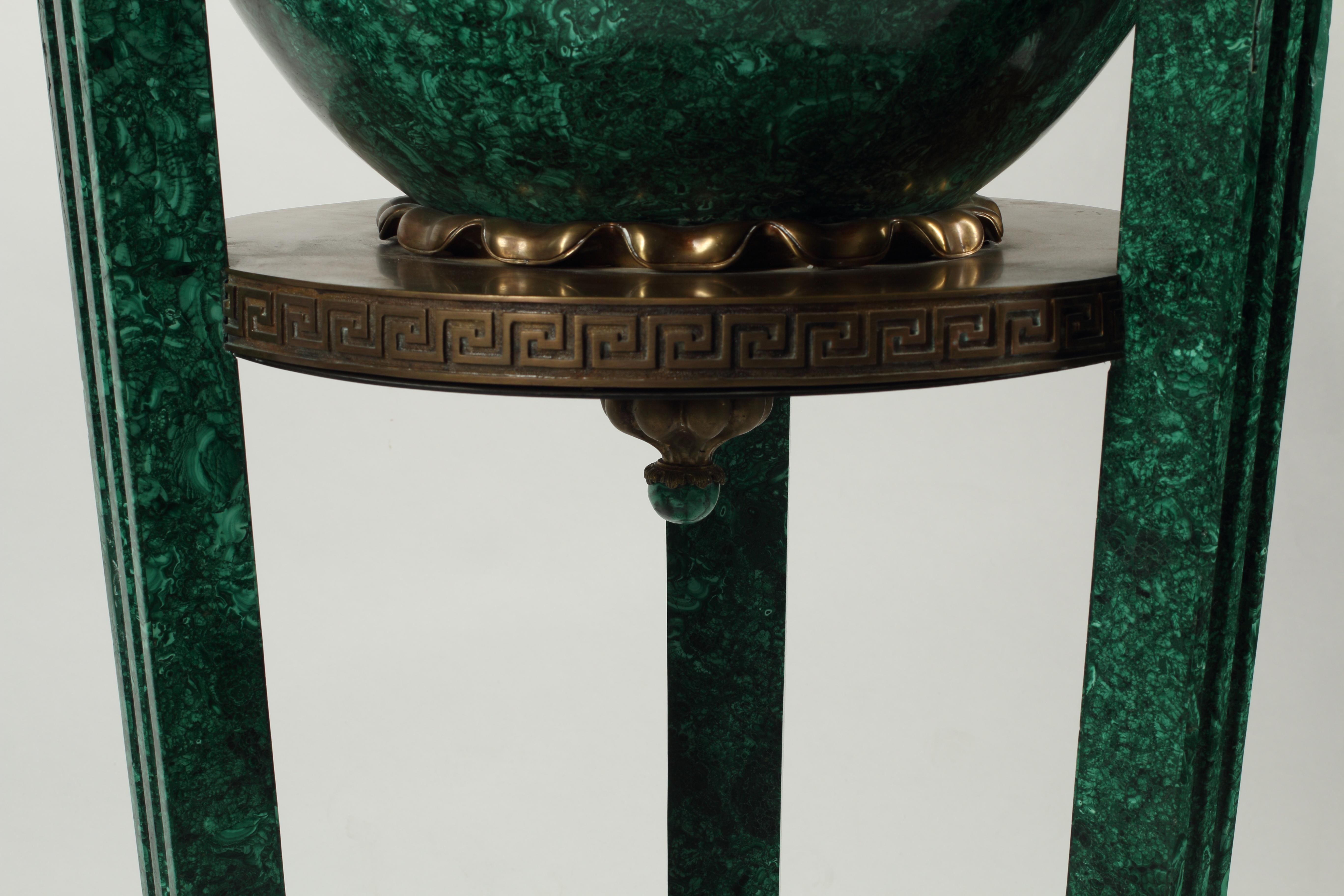 Monumentales Paar Urnen im neoklassischen Stil aus Malachit und Bronze auf Ständer im Angebot 1