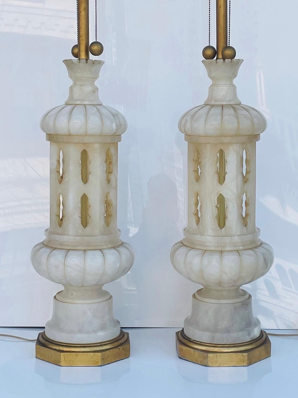 Metà XX secolo Coppia monumentale di lampade in marmo Made in Italy in vendita