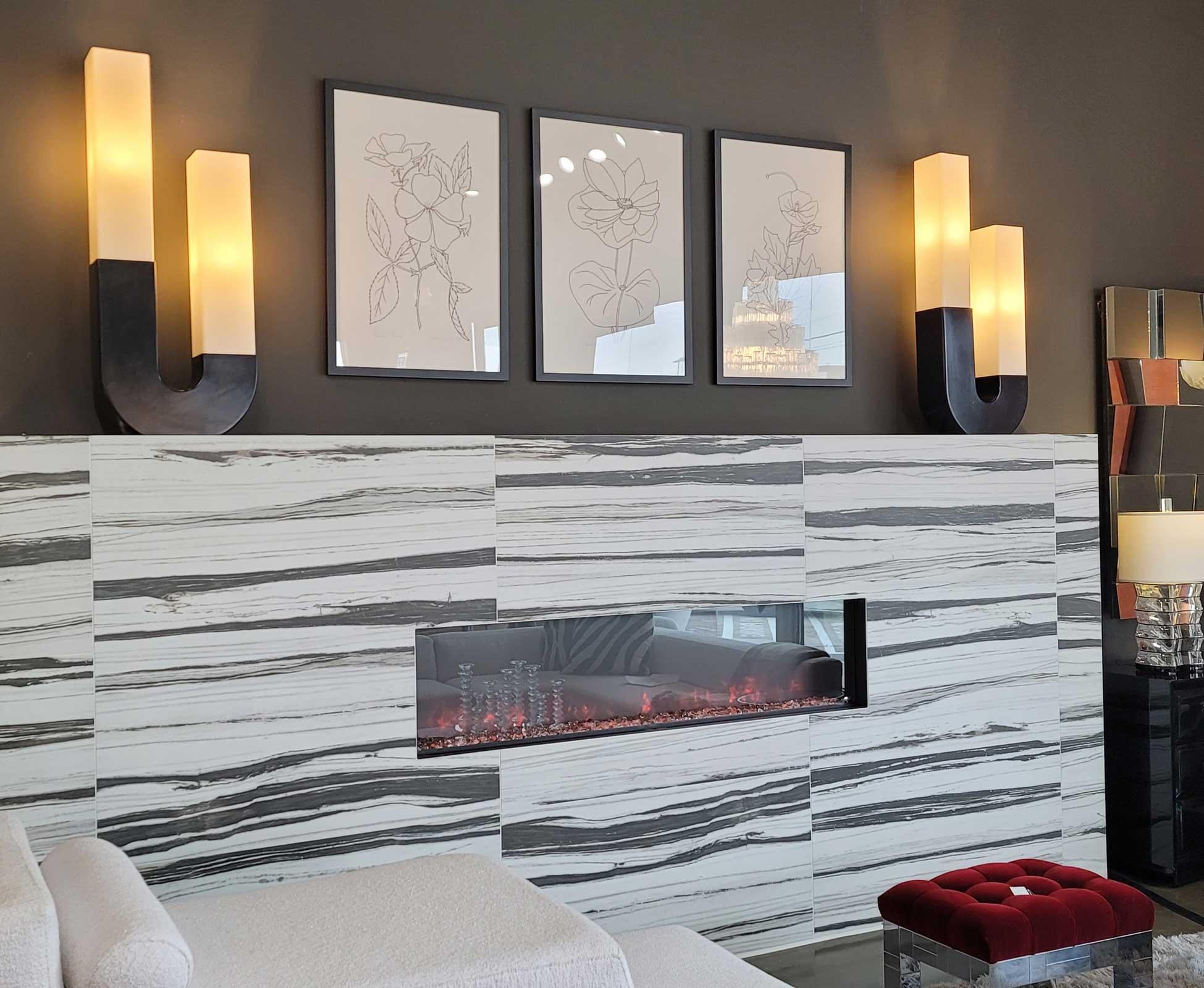 Una coppia unica di lampade da tavolo scultoree di grandi dimensioni firmate Modeline. Le lampade hanno paralumi in lucite che poggiano su una base in resina color bronzo scuro ad alta densità. I paralumi sono rimovibili e gli apparecchi ospitano