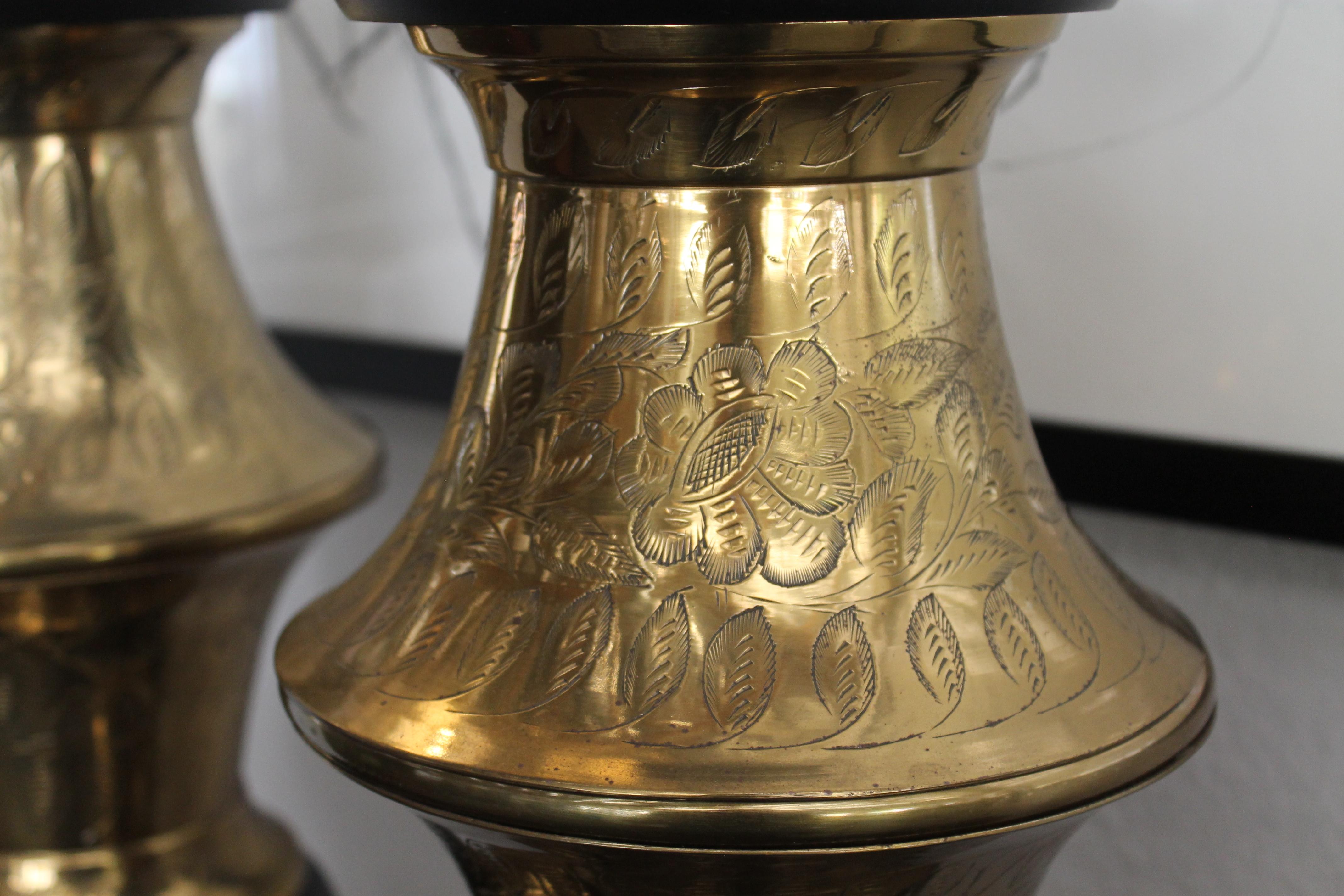Laiton Paire monumentale de lampes en laiton de style marocain en vente