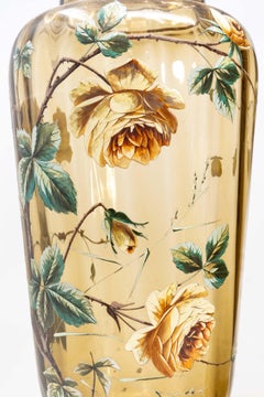 Ein imposantes Paar Moser-Vasen aus bernsteinfarbenem Glas mit handgemalten, emaillierten Rosen und