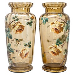 Ein imposantes Paar Moser-Vasen aus bernsteinfarbenem Glas mit handgemalten, emaillierten Rosen und