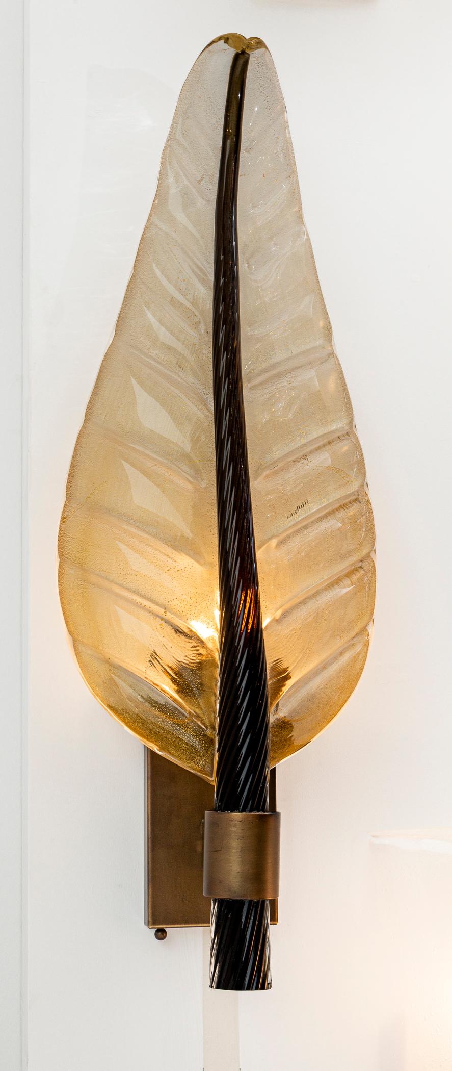 Monumentales Paar Murano Gold & Black Leaf Wall Lights, UL zertifiziert im Zustand „Hervorragend“ im Angebot in Westport, CT