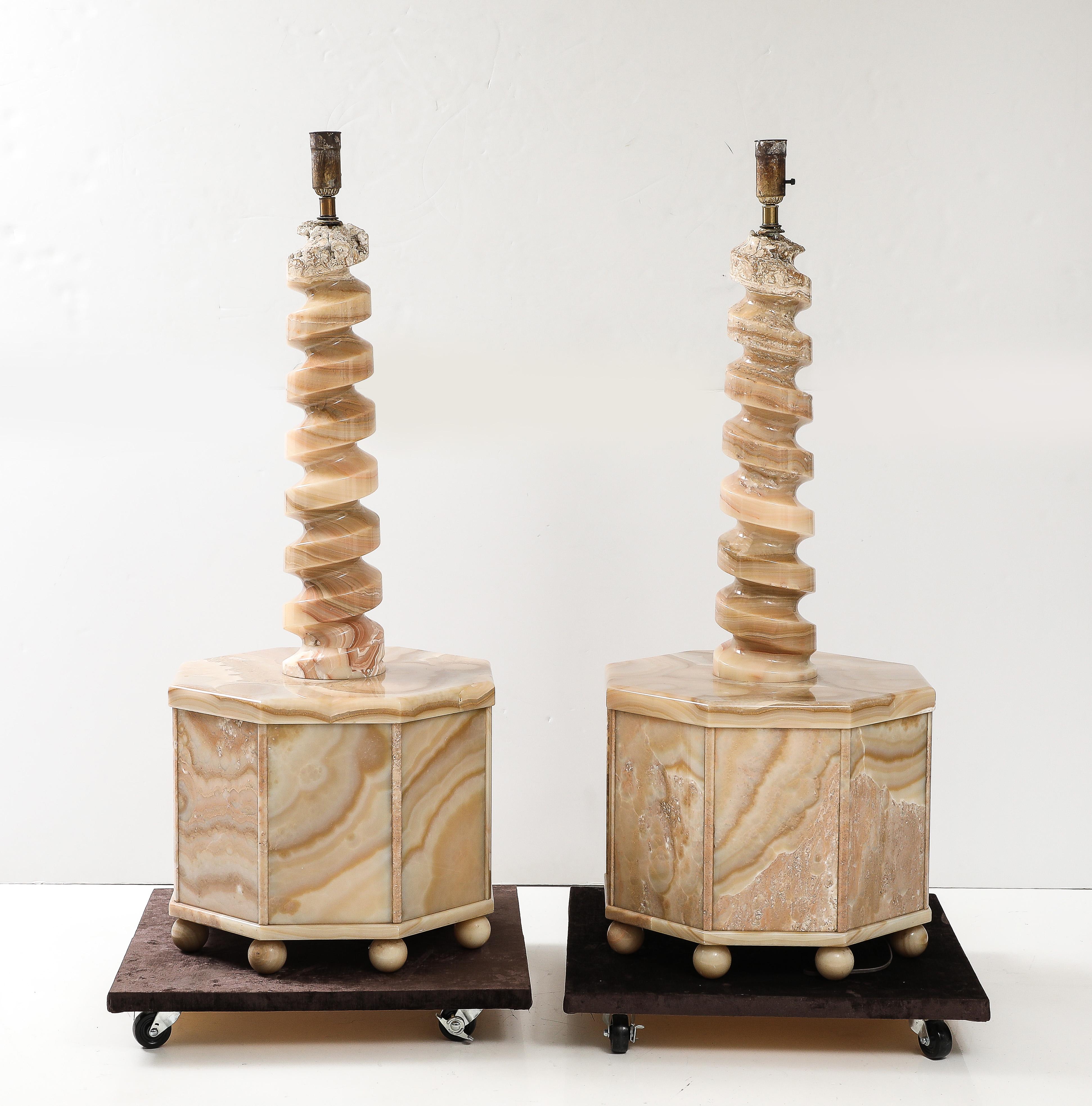 Spektakuläres Paar monumentaler polierter Onyx-Stehlampen.
Das Paar achteckiger Tischfüße sitzt auf Onyxkugeln  und Unterstützung  schön gearbeitete Korkenziehersäulen mit einzelnen Mogul-Lichtsteckdosen, die neu verkabelt wurden.
Die Tischgestelle