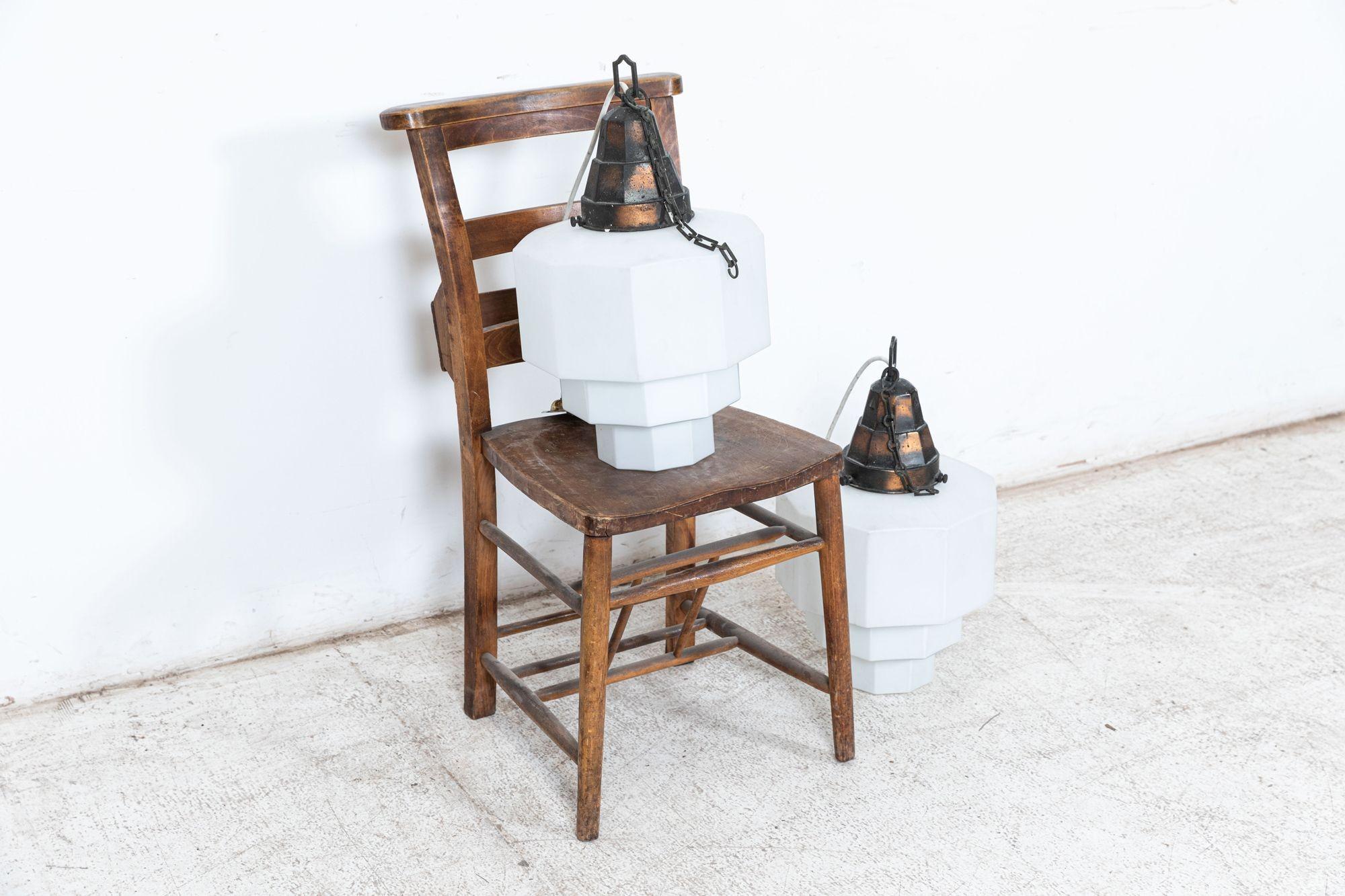 Inglese Coppia monumentale di lampade a sospensione opaline in vendita