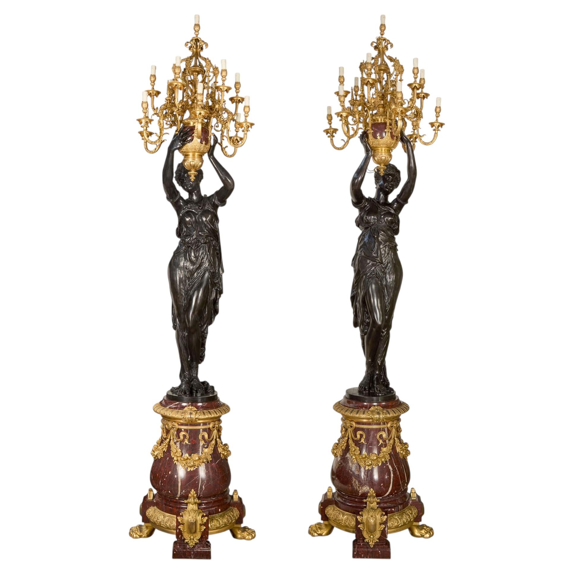 Monumentales Paar figürlicher Stehlampen aus rotem Marmor, vergoldeter und patinierter Bronze