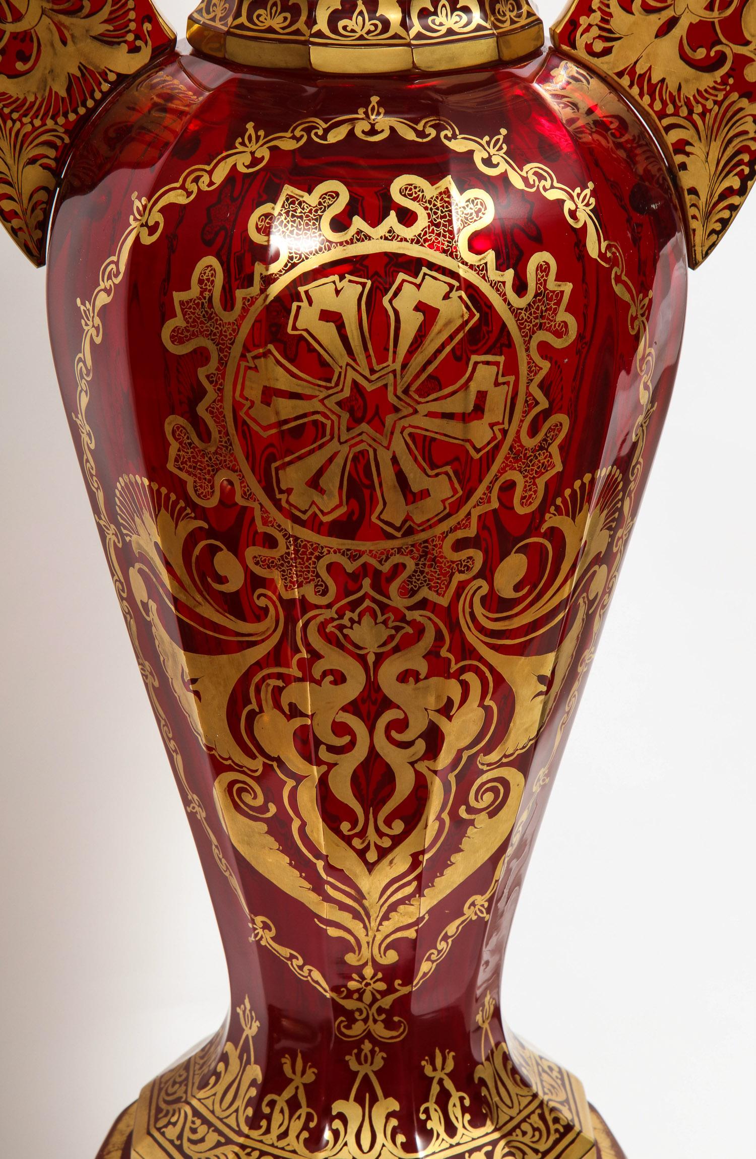 Paire de vases magistraux en verre taillé de Bohème sur socle, style 