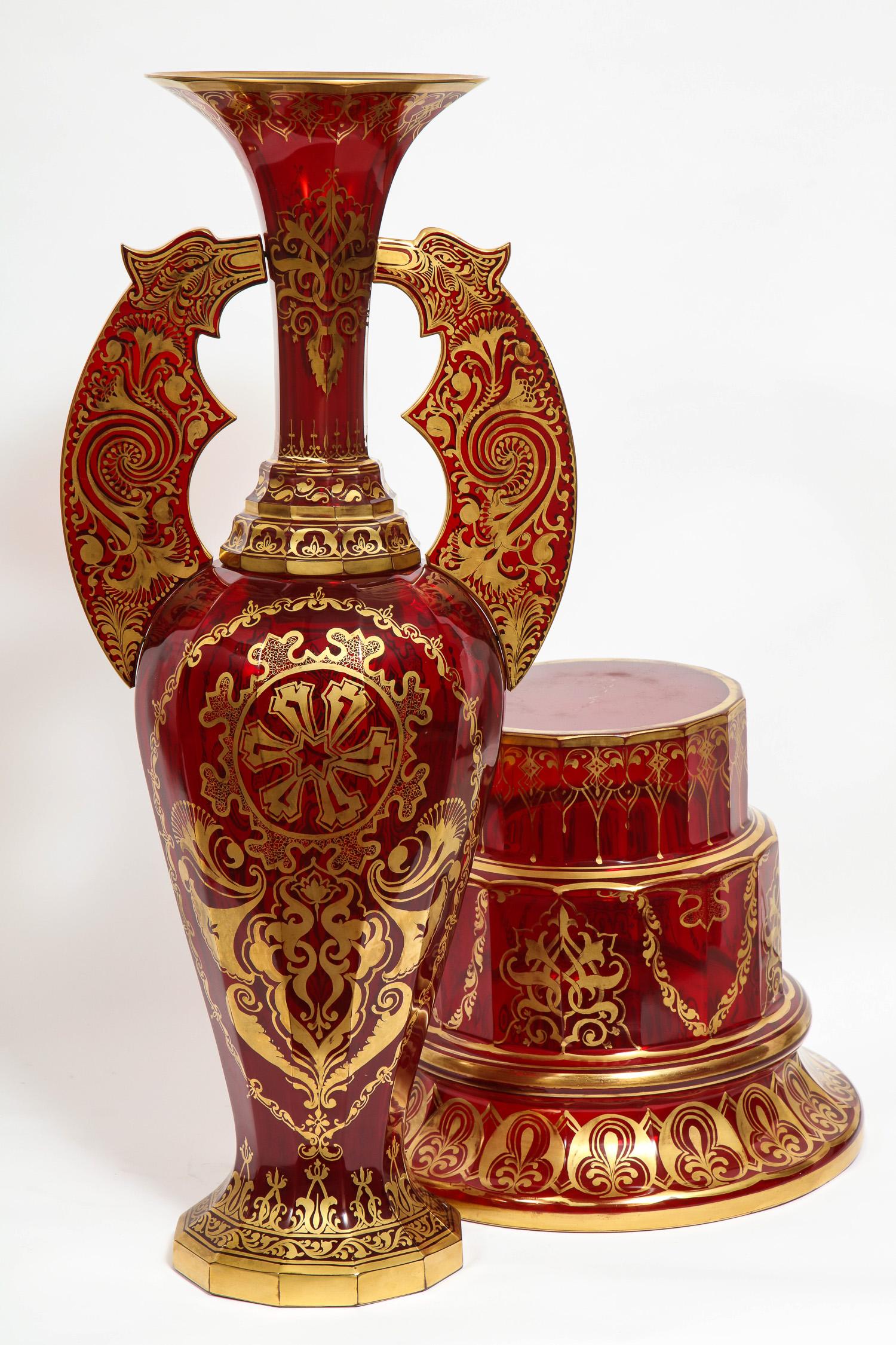 Paire de vases magistraux en verre taillé de Bohème sur socle, style 