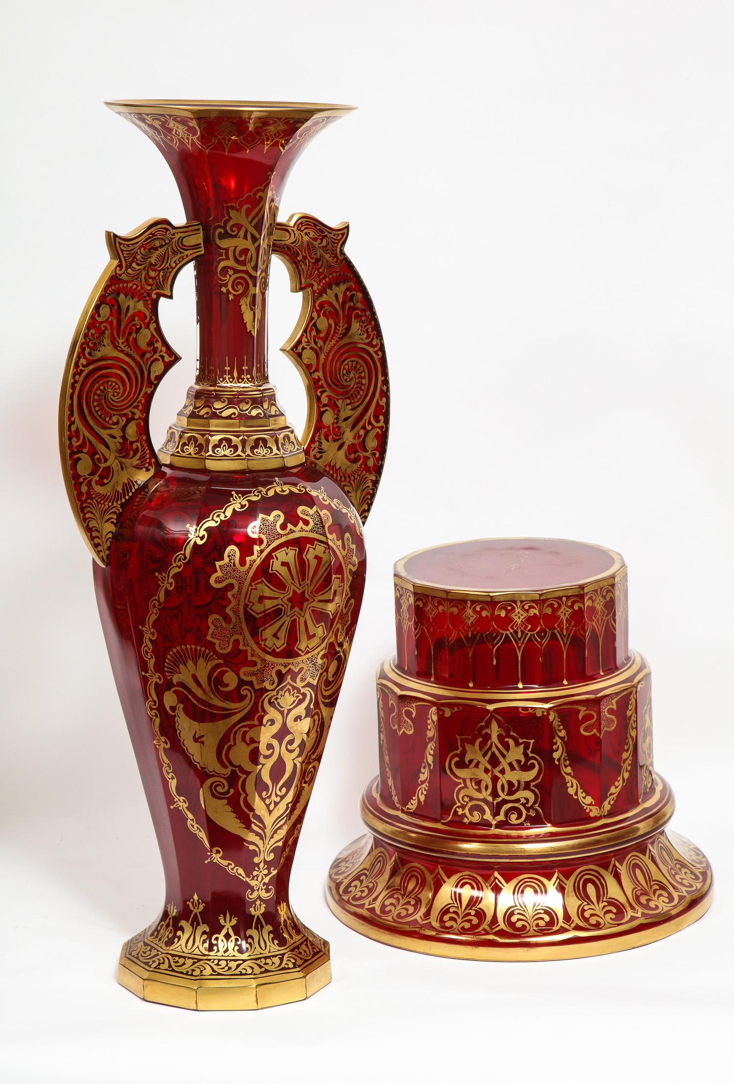 Paire de vases magistraux en verre taillé de Bohème sur socle, style 