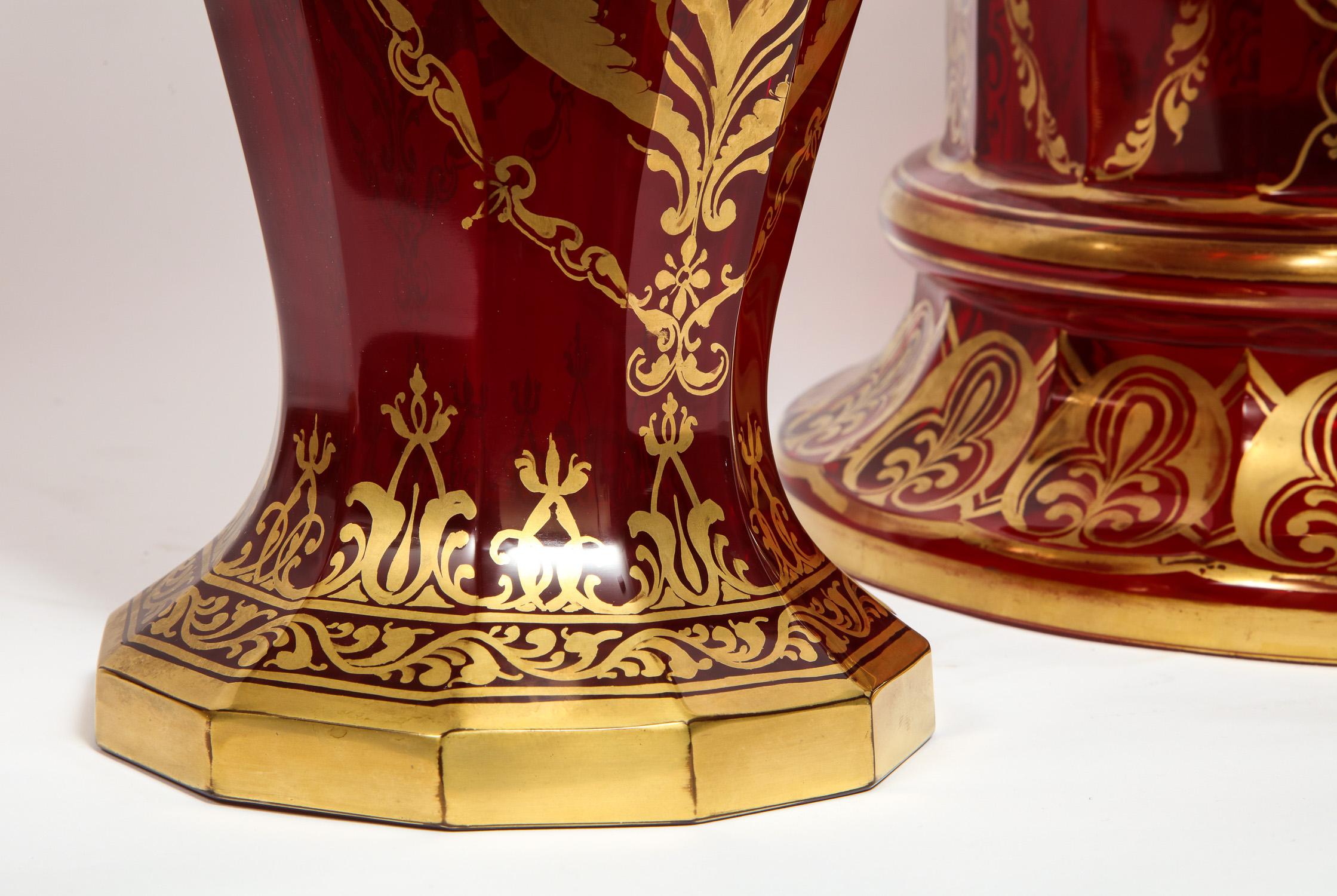 Paire de vases magistraux en verre taillé de Bohème sur socle, style 