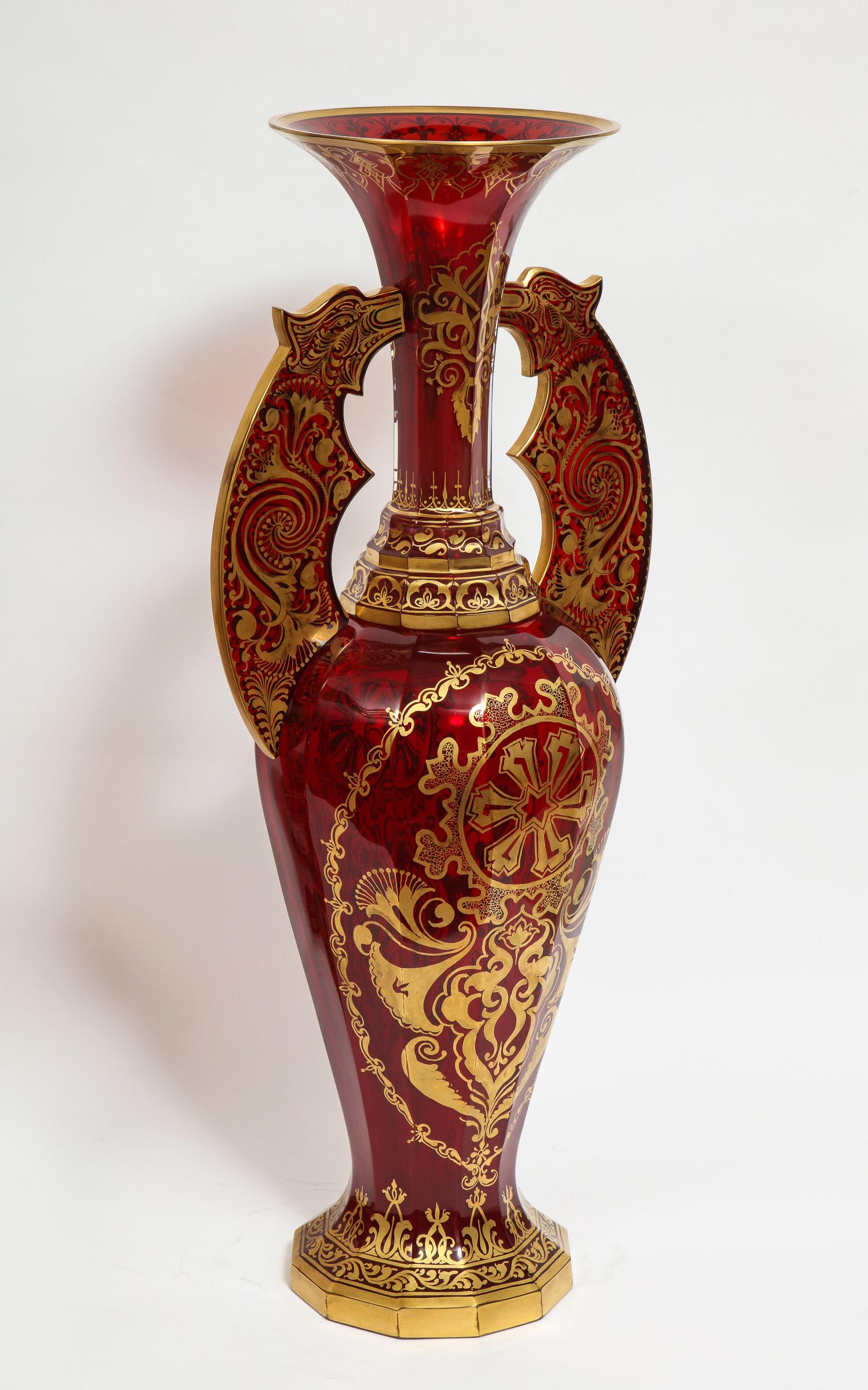 Paire de vases magistraux en verre taillé de Bohème sur socle, style 