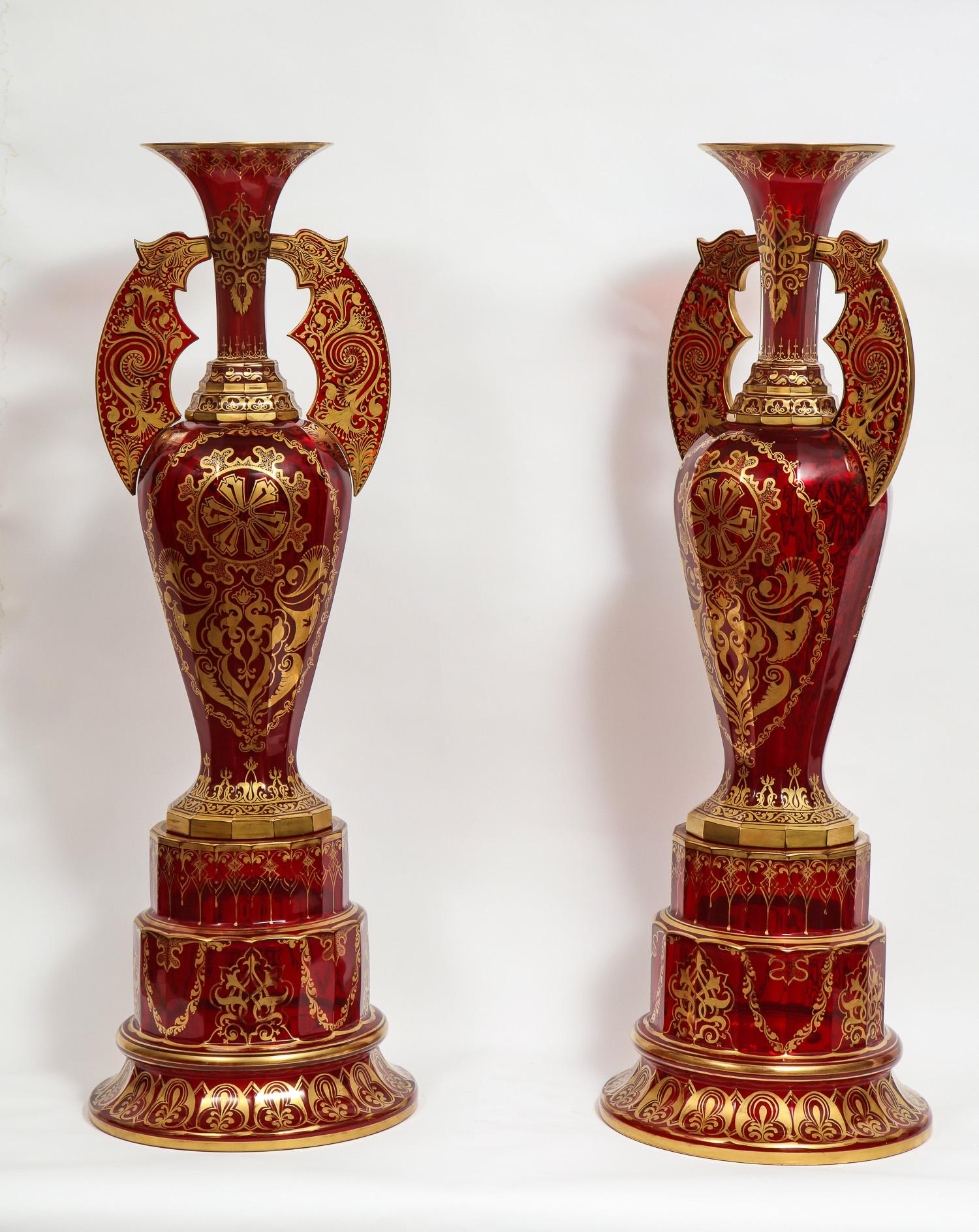 Mauresque Paire de vases magistraux en verre taillé de Bohème sur socle, style 