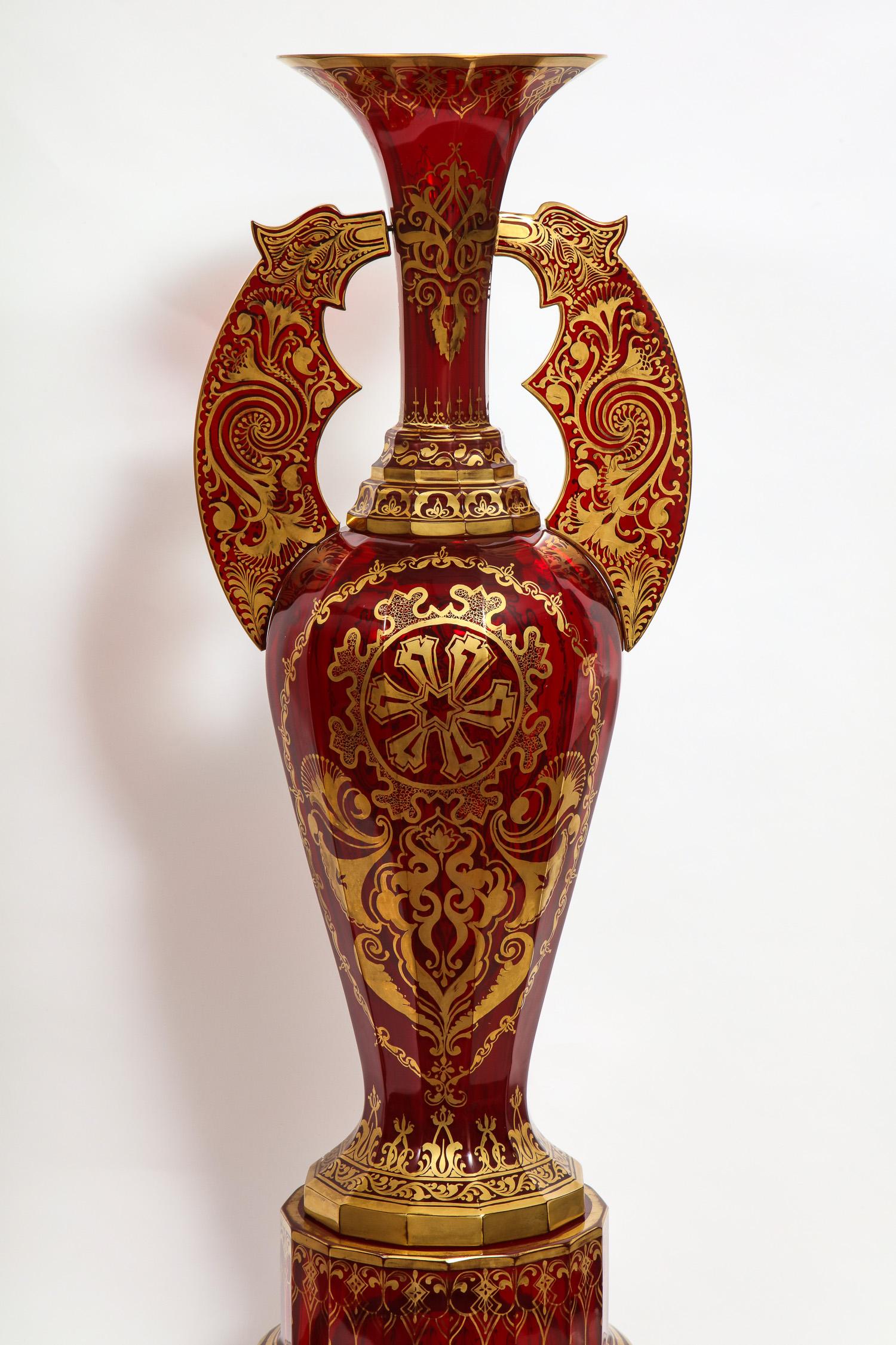 Tchèque Paire de vases magistraux en verre taillé de Bohème sur socle, style 