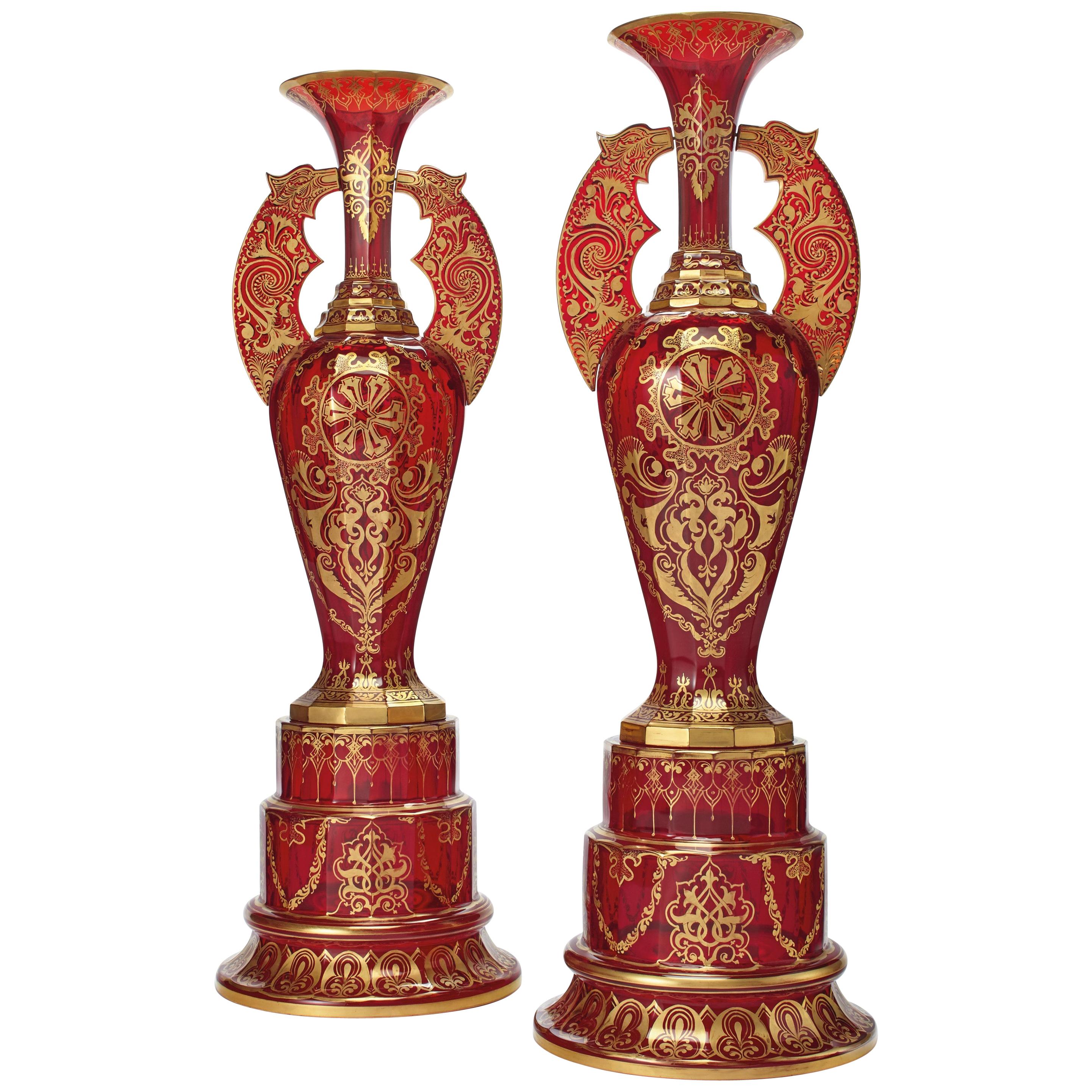 Paire de vases magistraux en verre taillé de Bohème sur socle, style "Alhambra", rouge rubis avec dorures 