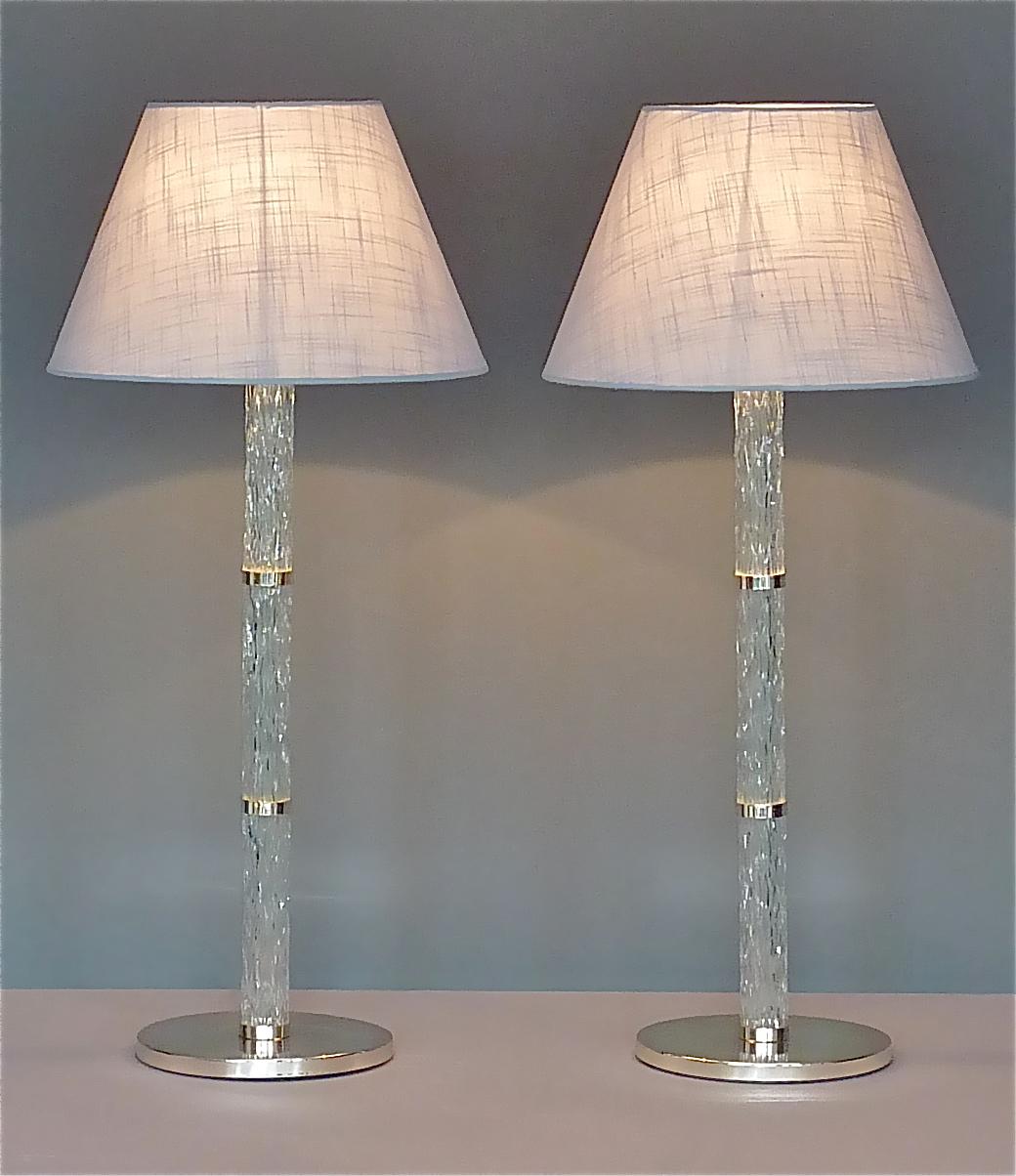 Monumentales Paar signierter Kaiser-Tischlampen aus Kristallglas und versilbertem Metall, 1960er Jahre im Angebot 12