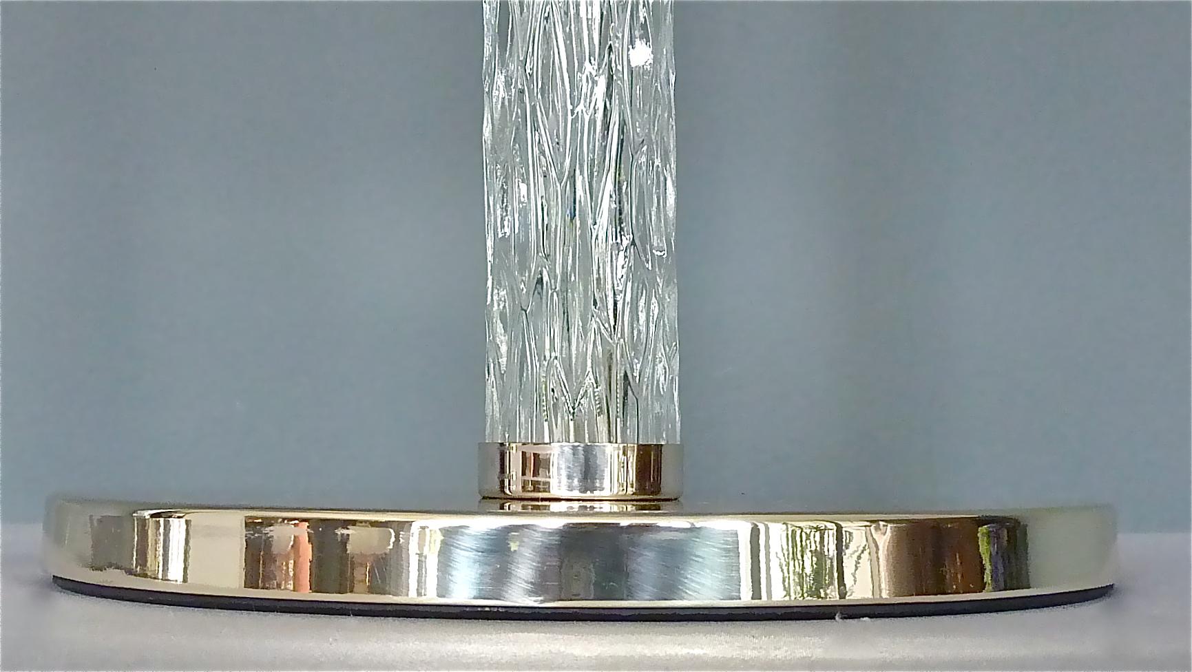 Monumentales Paar signierter Kaiser-Tischlampen aus Kristallglas und versilbertem Metall, 1960er Jahre (Deutsch) im Angebot