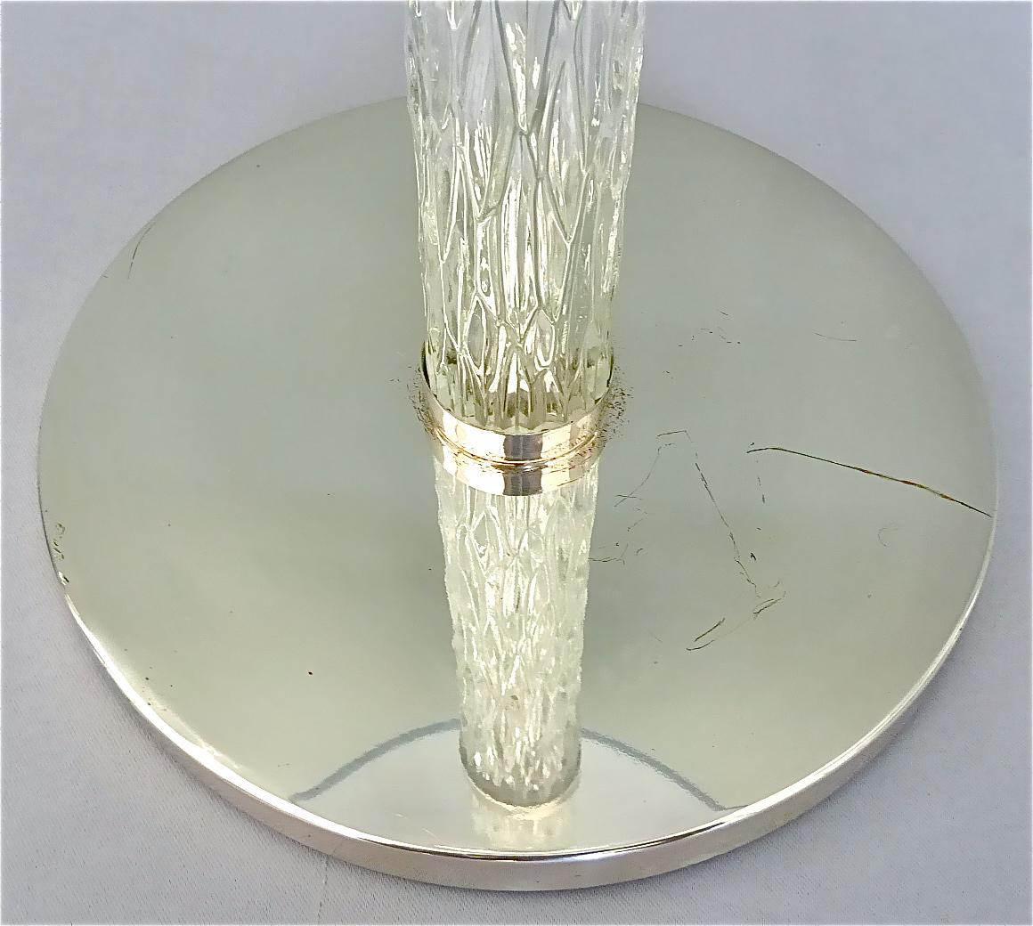 Monumentales Paar signierter Kaiser-Tischlampen aus Kristallglas und versilbertem Metall, 1960er Jahre im Angebot 1