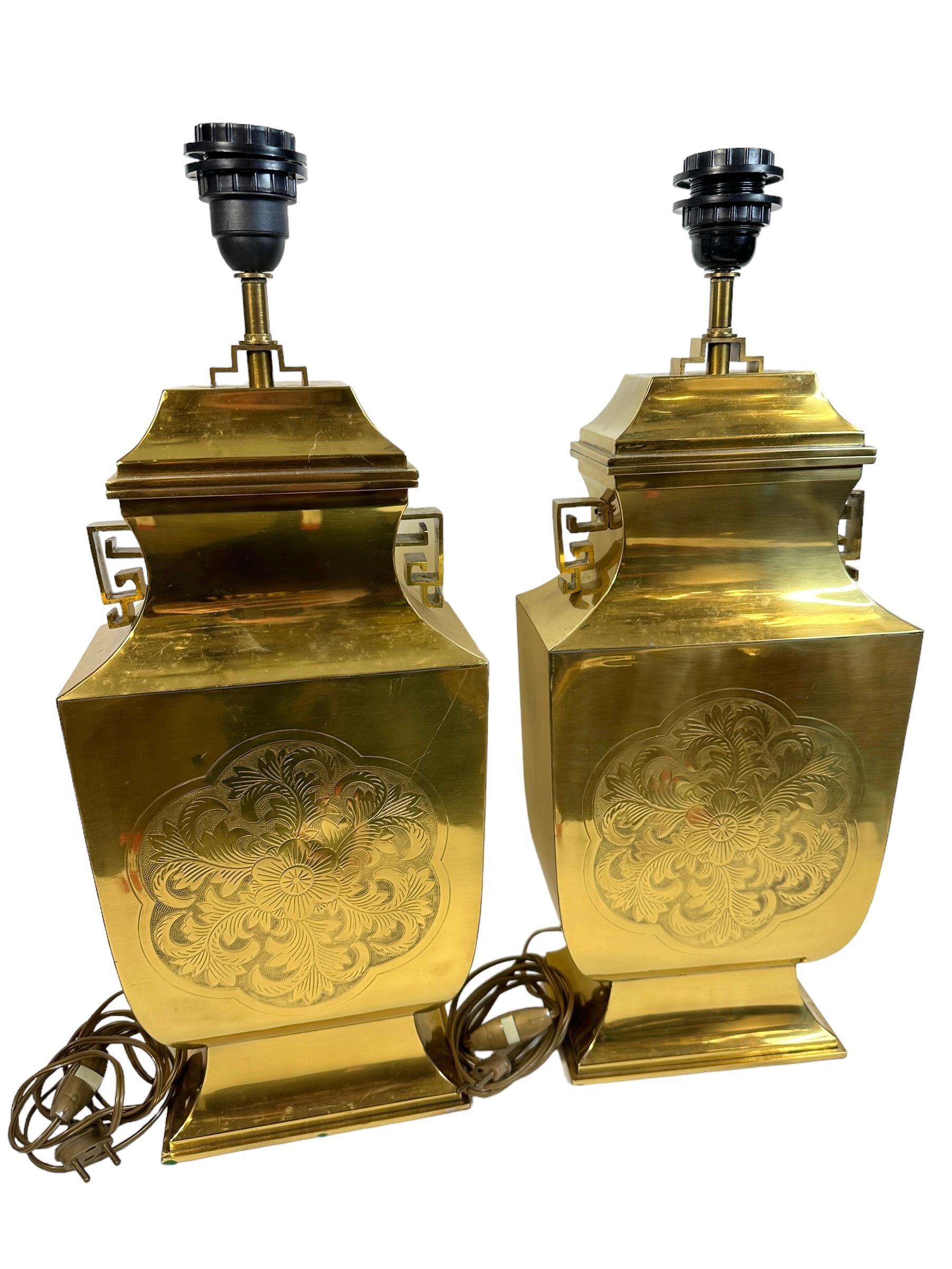 Monumental Pair of Table Lamps Gold Brass Pagoda Style with Shade Vintage, Italy For Sale 3