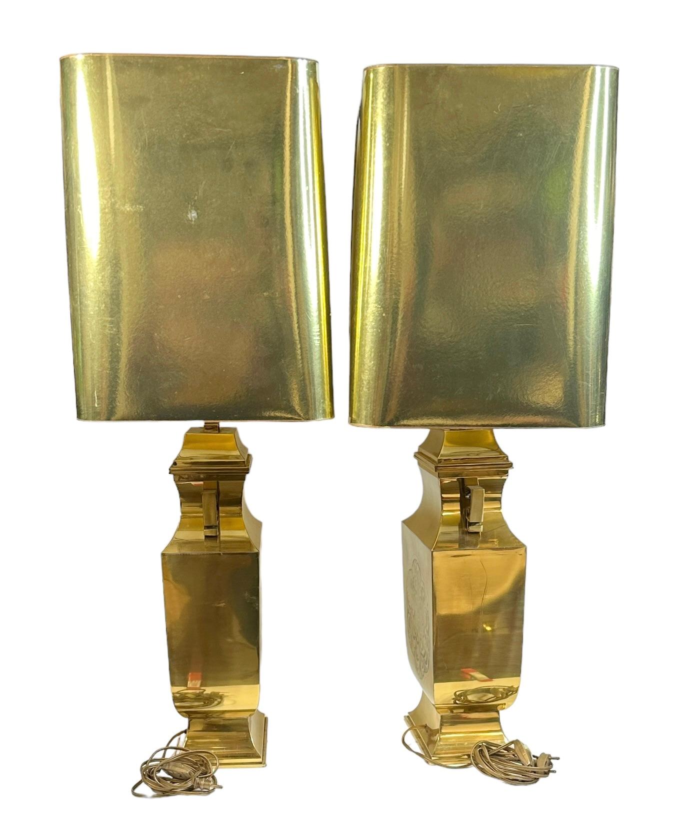 Monumentales Paar Tischlampen aus Gold und Messing im Pagodenstil mit Schirm, Vintage, Italien (Mitte des 20. Jahrhunderts) im Angebot