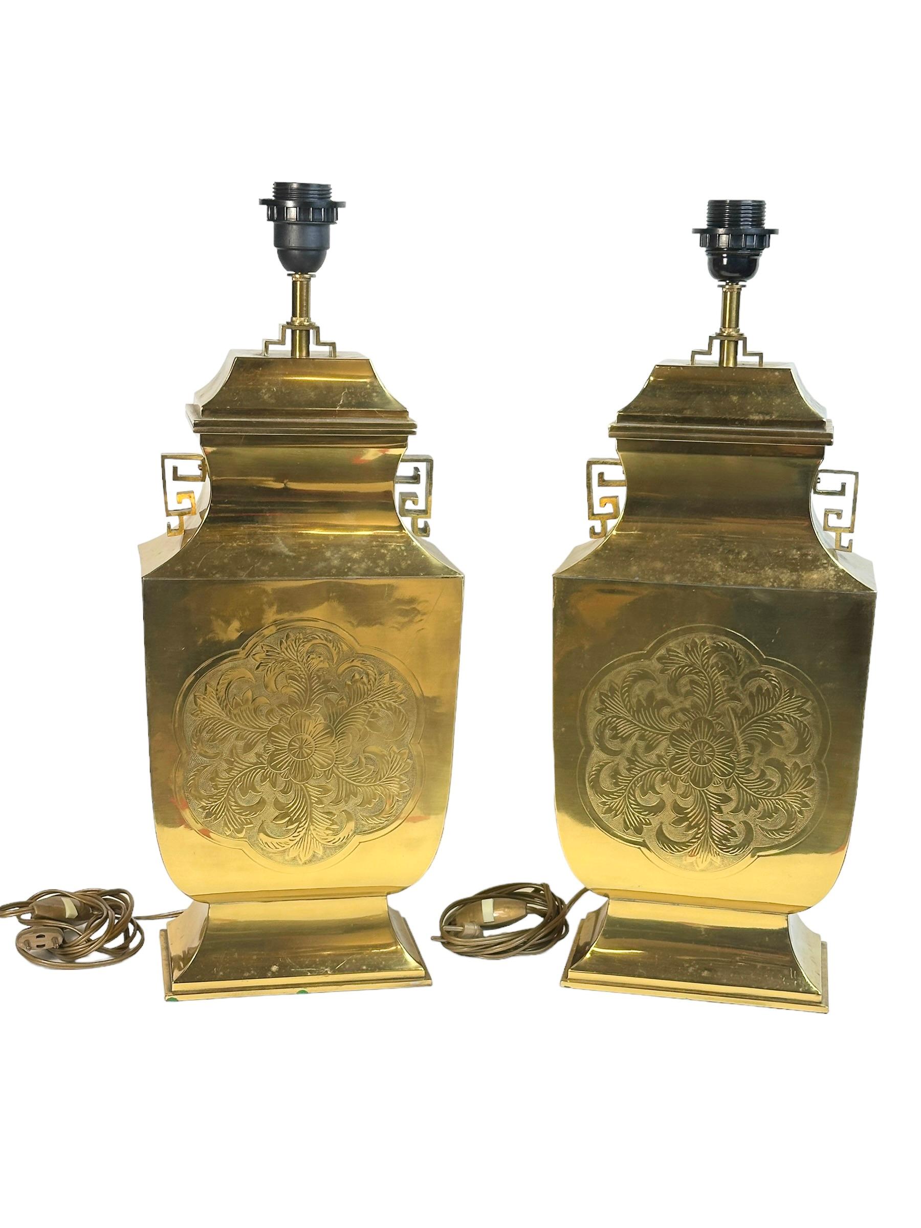 Monumental Pair of Table Lamps Gold Brass Pagoda Style with Shade Vintage, Italy For Sale 1