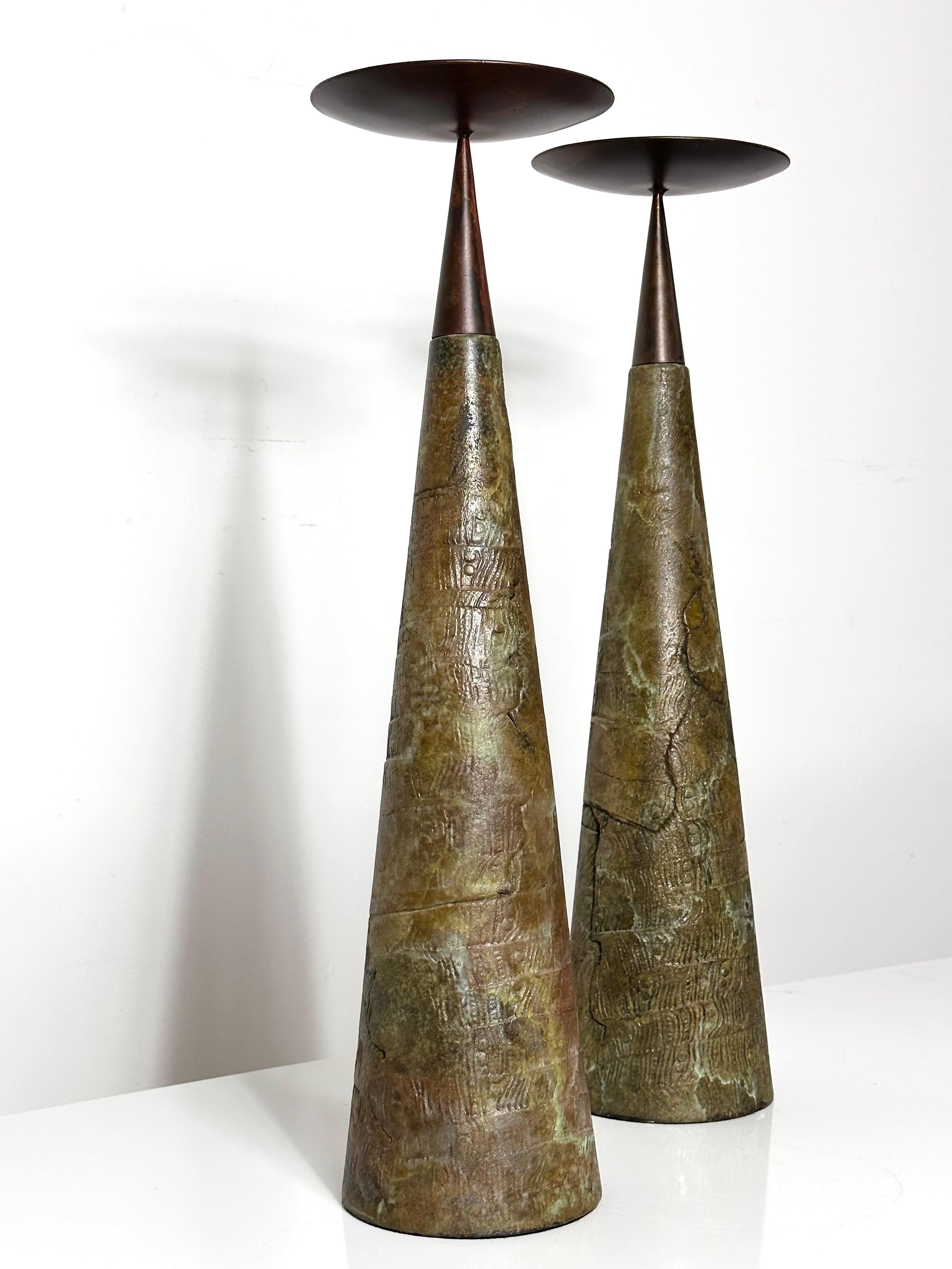 Mid-Century Modern Paire monumentale de chandeliers coniques à pilier en céramique et bronze de Tony Evans, années 1980