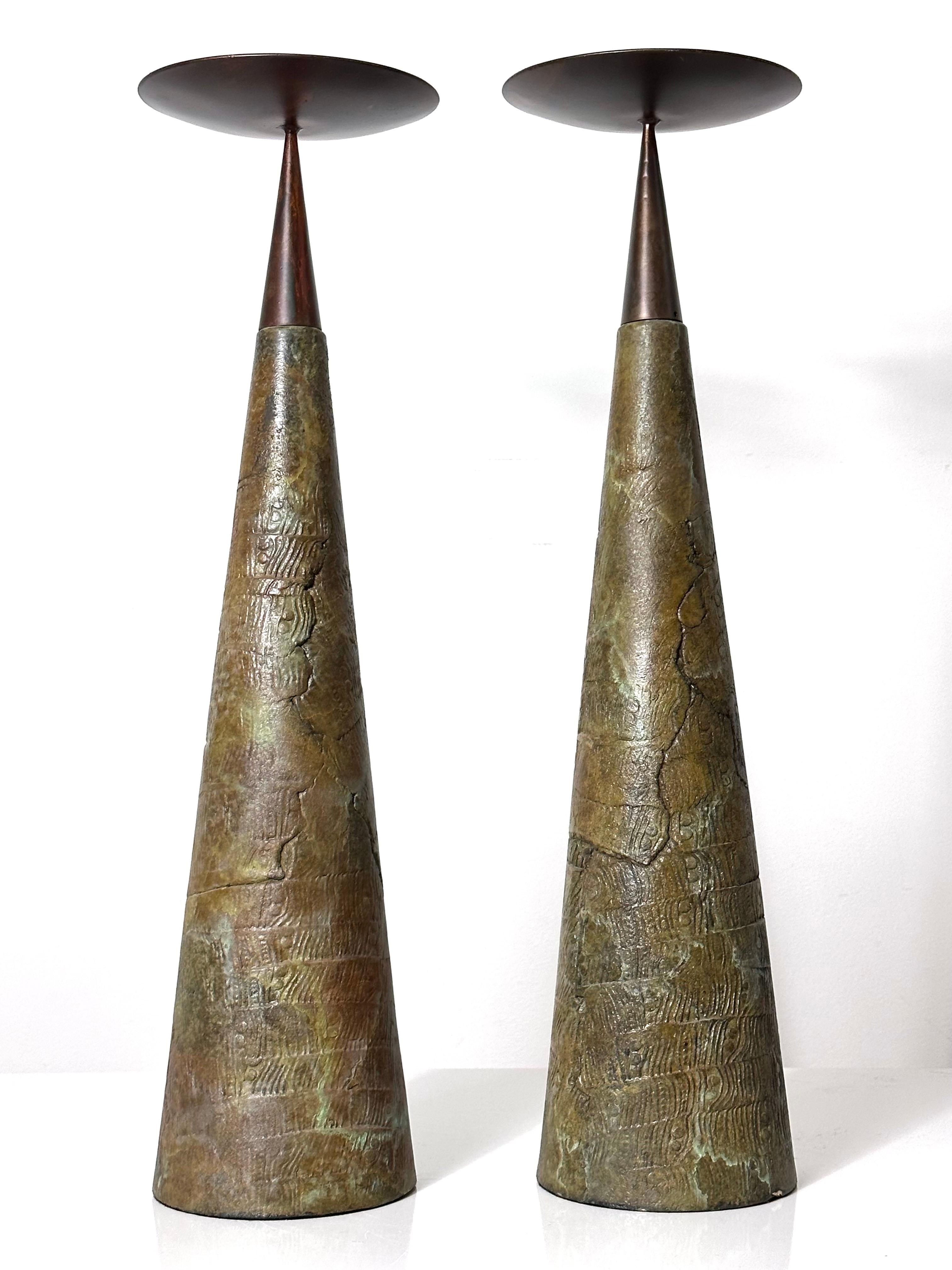 Américain Paire monumentale de chandeliers coniques à pilier en céramique et bronze de Tony Evans, années 1980
