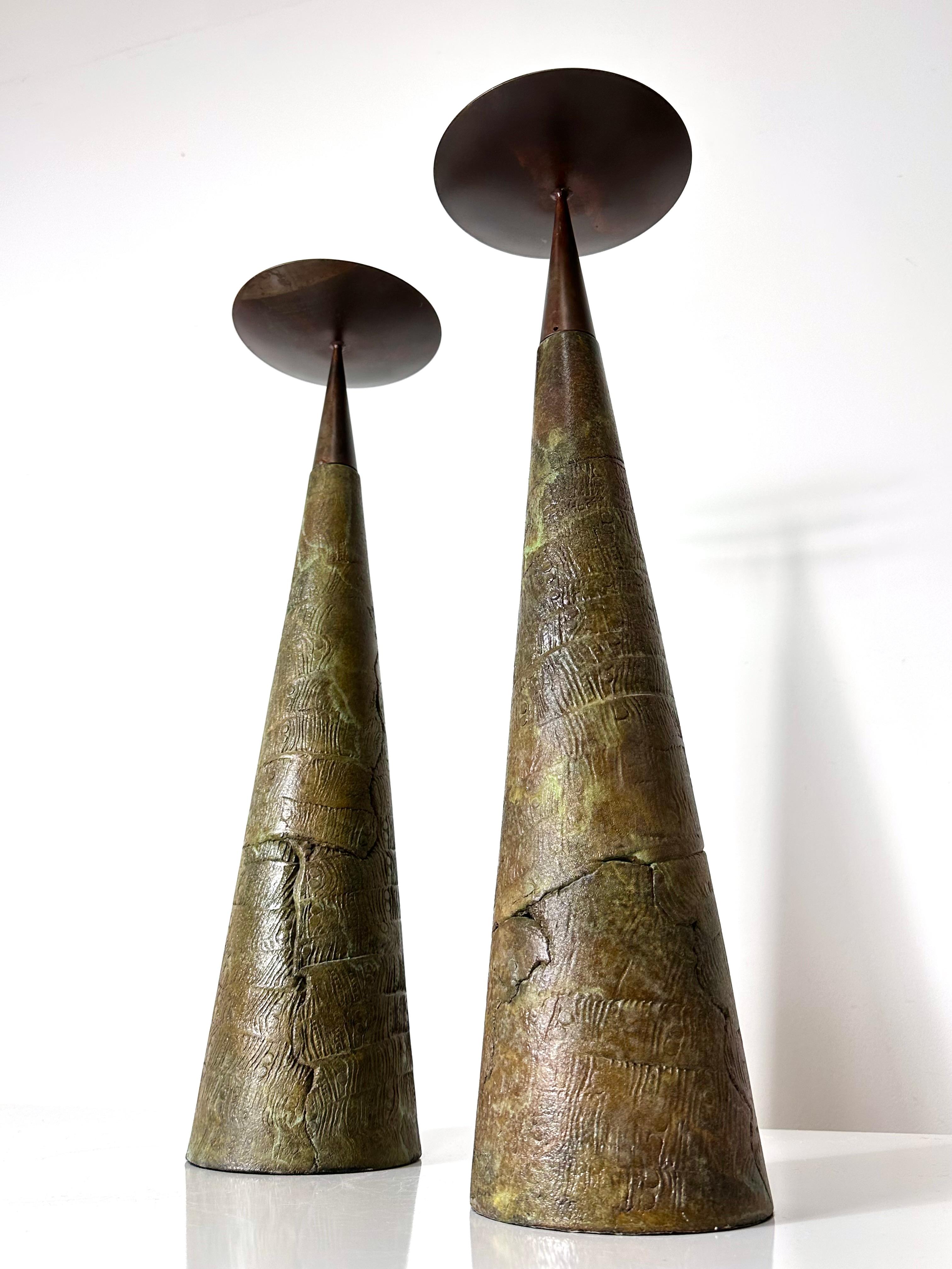 Fin du 20e siècle Paire monumentale de chandeliers coniques à pilier en céramique et bronze de Tony Evans, années 1980