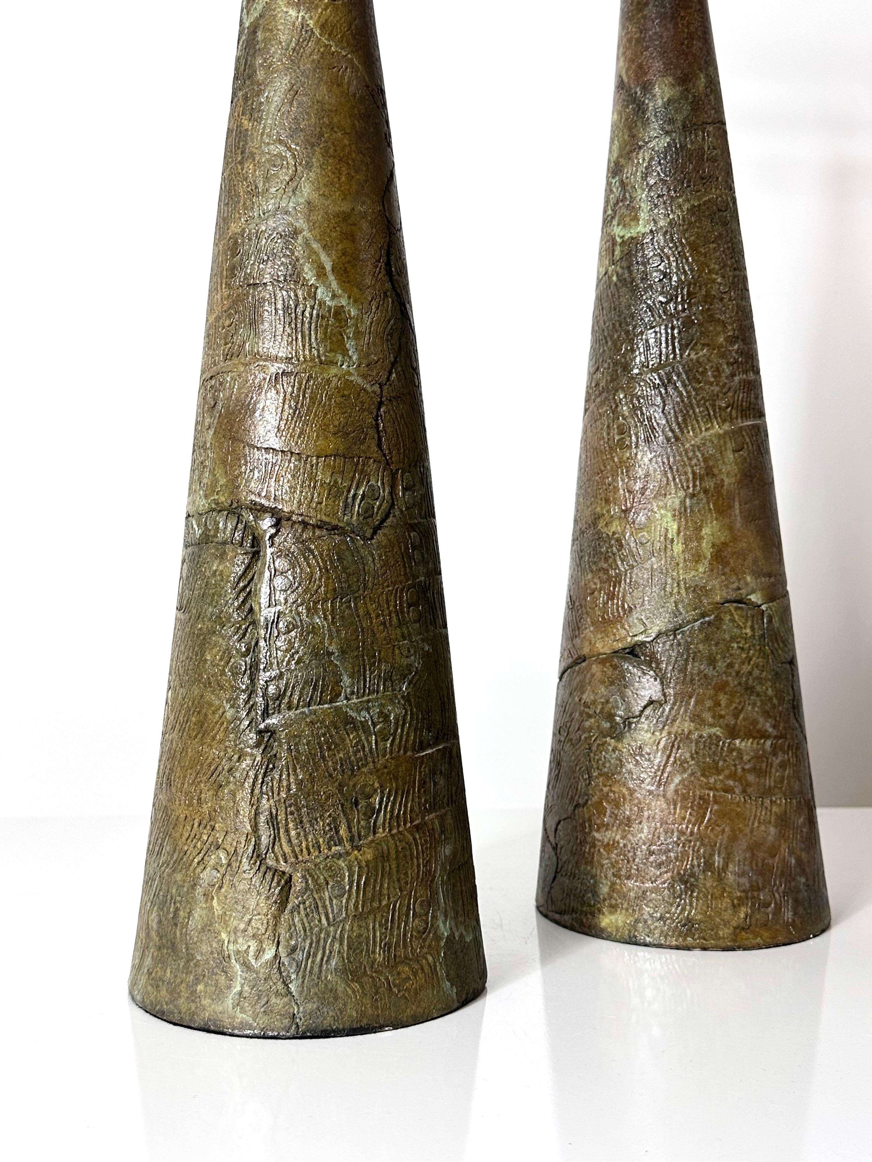 Bronze Paire monumentale de chandeliers coniques à pilier en céramique et bronze de Tony Evans, années 1980
