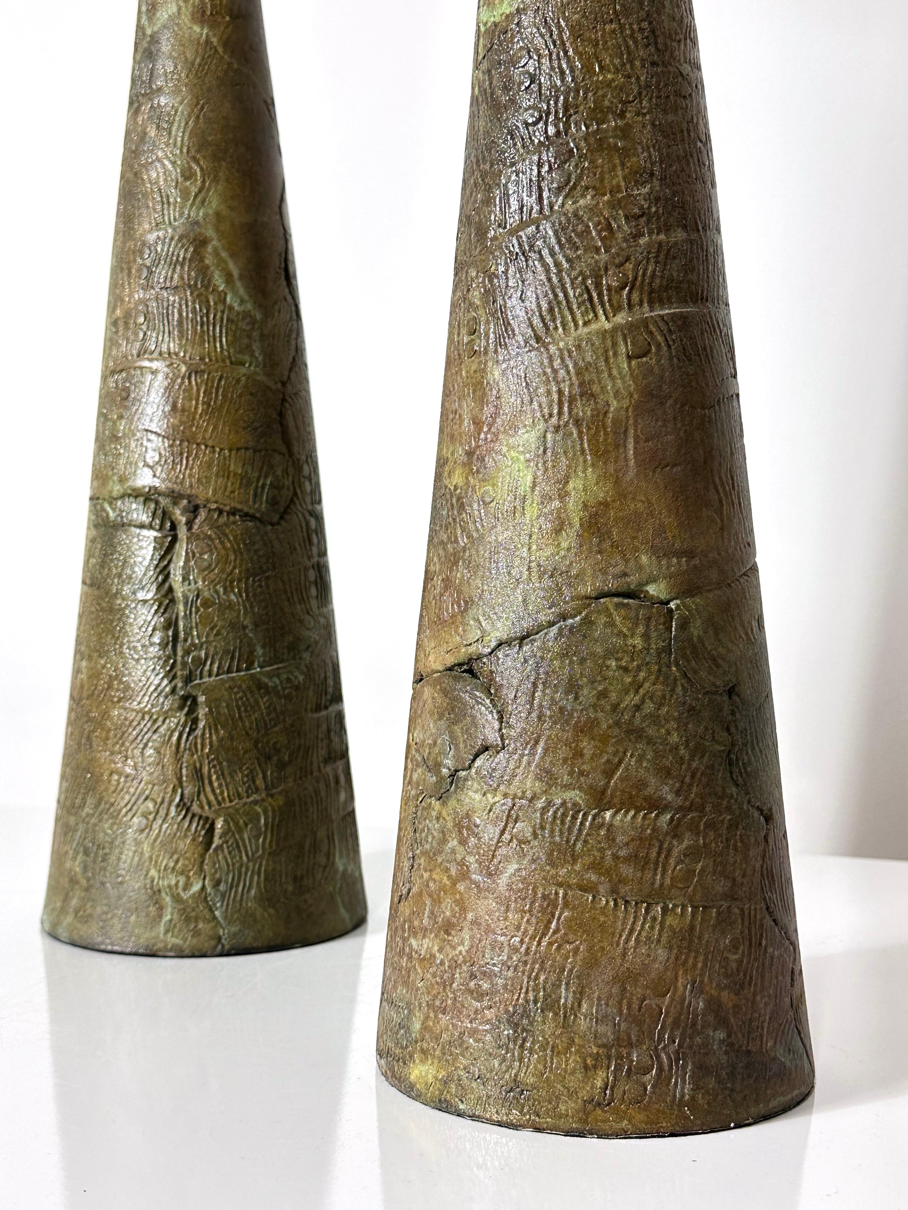 Paire monumentale de chandeliers coniques à pilier en céramique et bronze de Tony Evans, années 1980 1